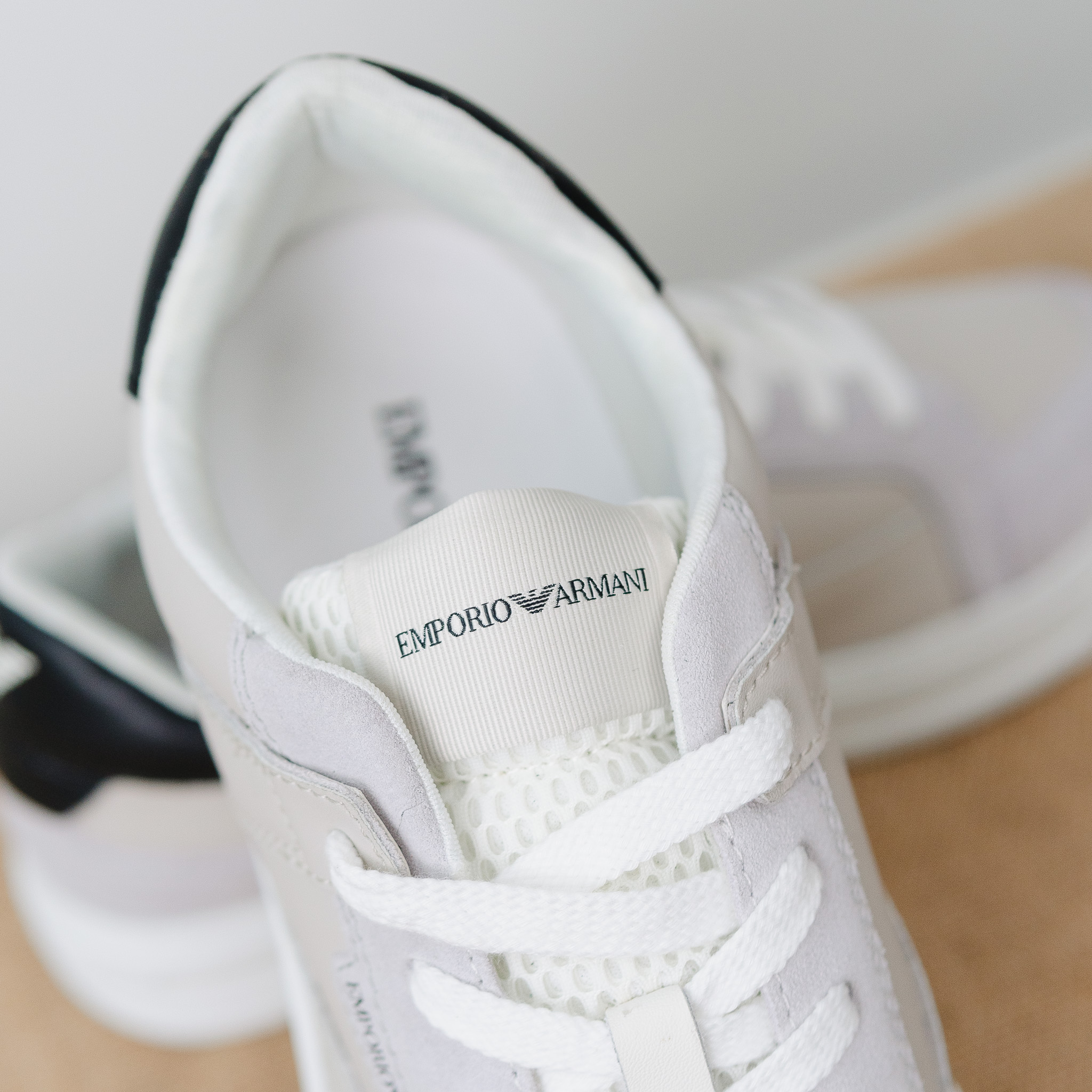 Giày EMPORIO ARMANI da trắng mix da lộn be , gót da đen , đế trắng mix logo nổi