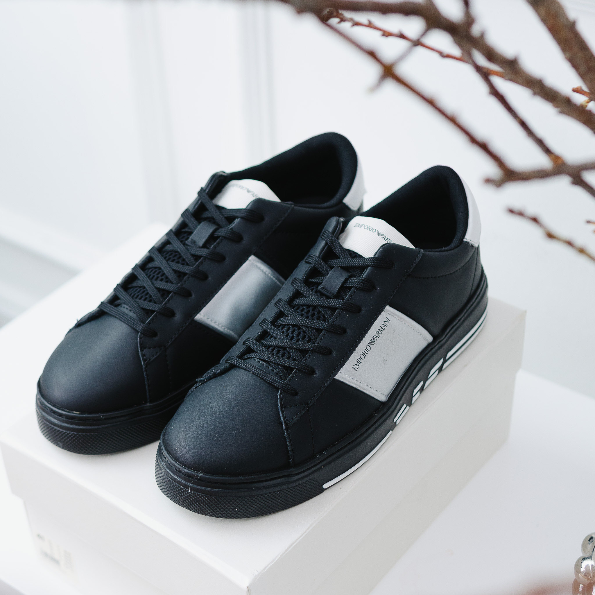 Giày EMPORIO ARMANI đen , sườn miếng da ghi , gót da trắng , đế đen logo trắng