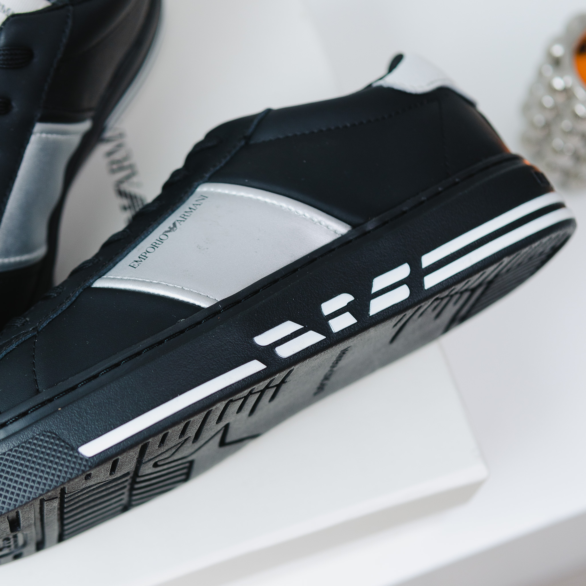 Giày EMPORIO ARMANI đen , sườn miếng da ghi , gót da trắng , đế đen logo trắng
