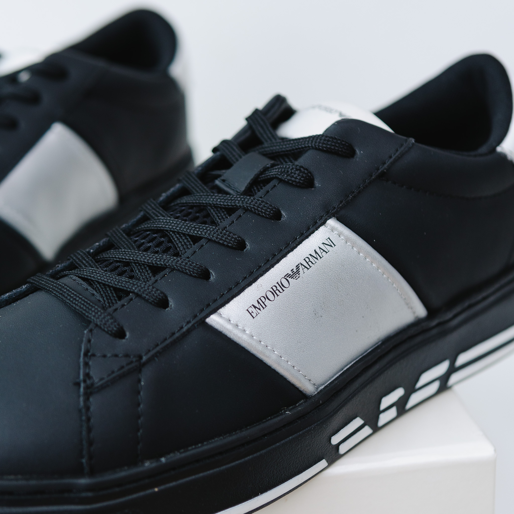 Giày EMPORIO ARMANI đen , sườn miếng da ghi , gót da trắng , đế đen logo trắng