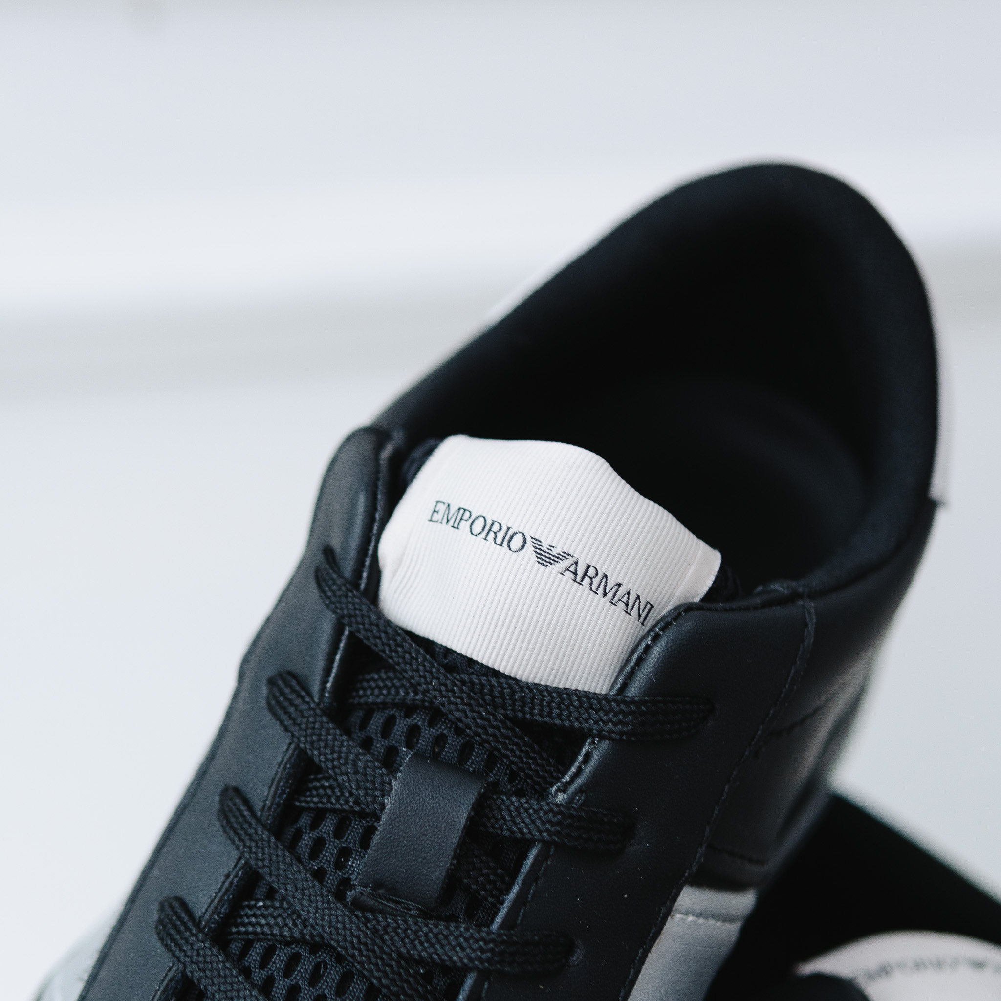 Giày EMPORIO ARMANI đen , sườn miếng da ghi , gót da trắng , đế đen logo trắng