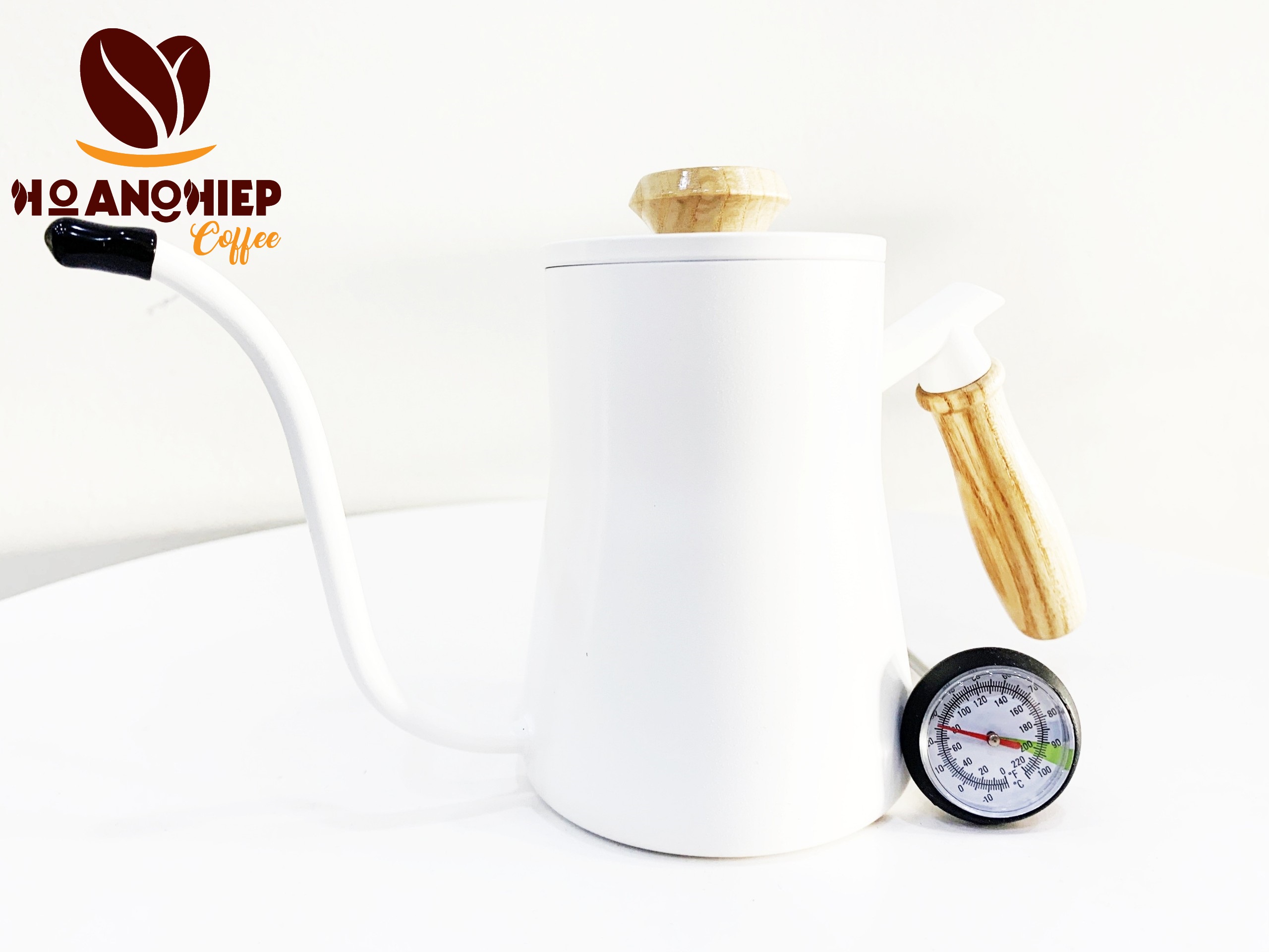 gooseneck-water-kettle-with-wooden-handle-v60