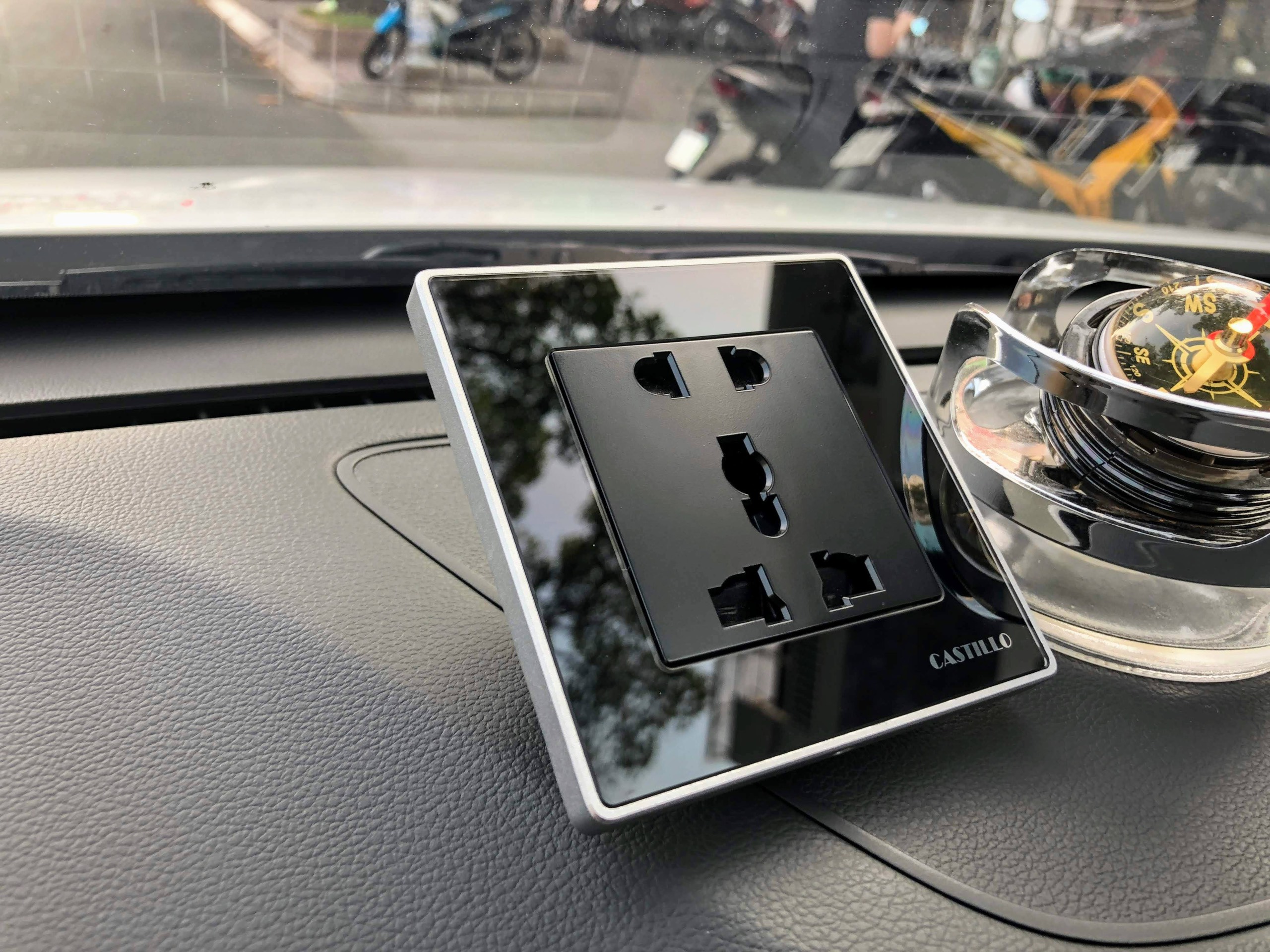 Ứng dụng kính cường lực vào công tắc điện Castillo