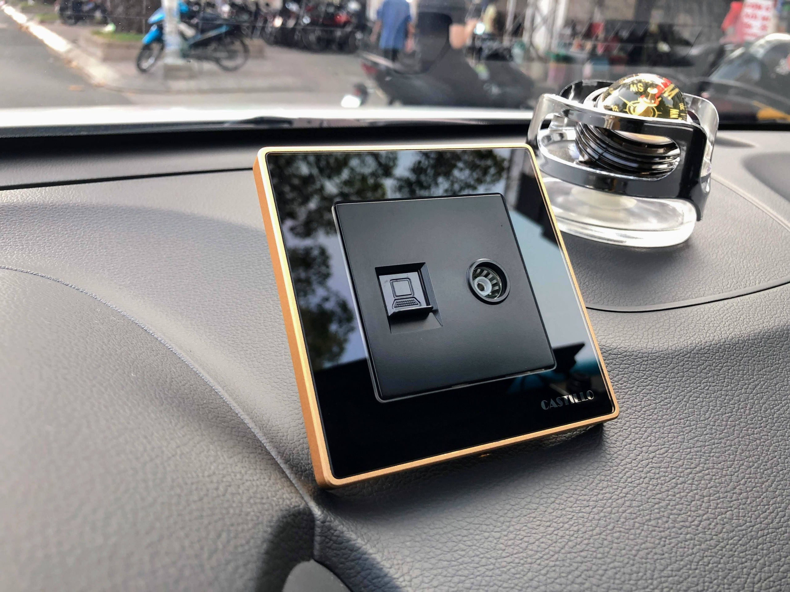 Khung Vàng/ Kính Đen