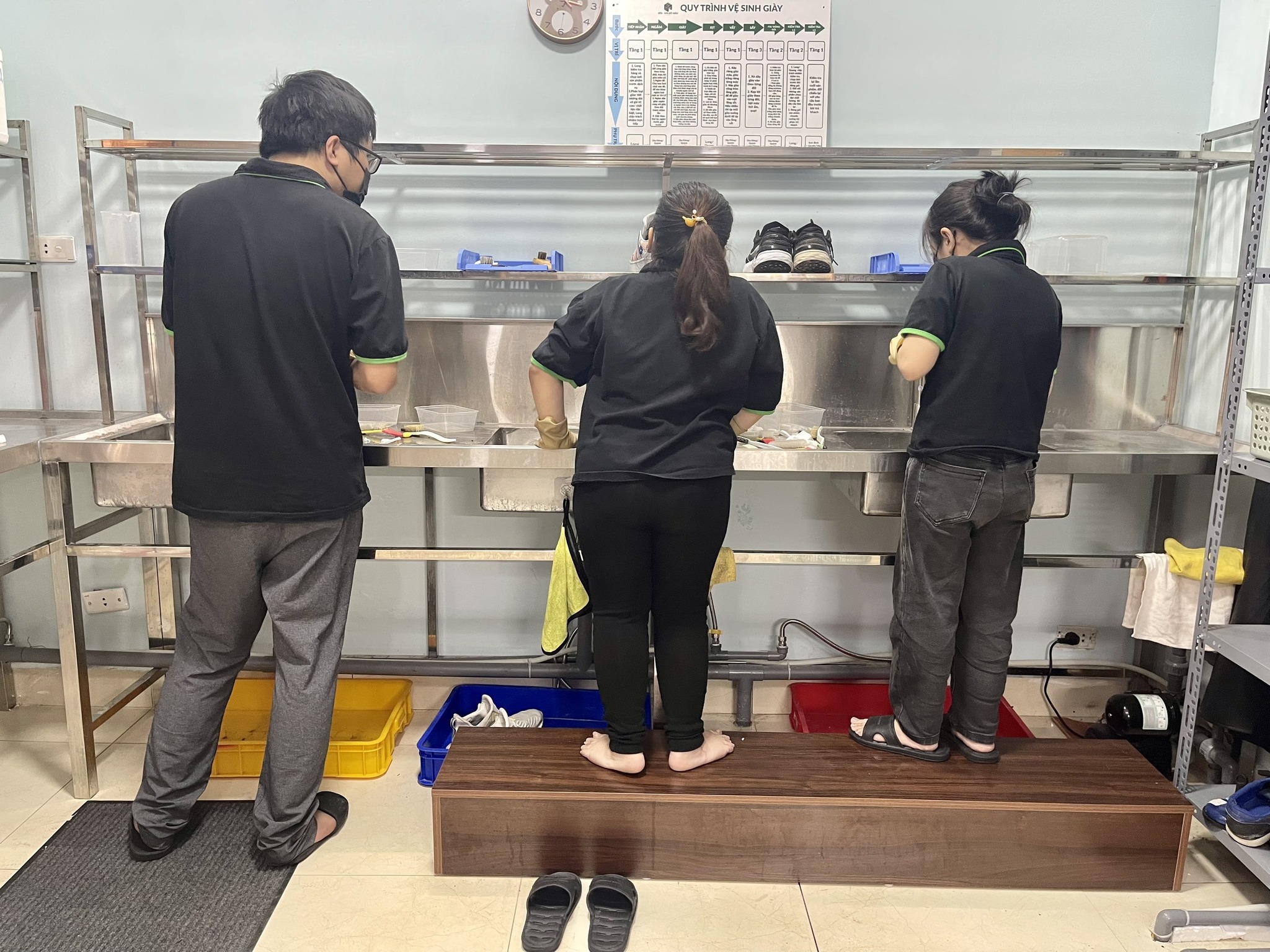 CHIẾC KỆ THÂN THƯƠNG CỦA BỀN