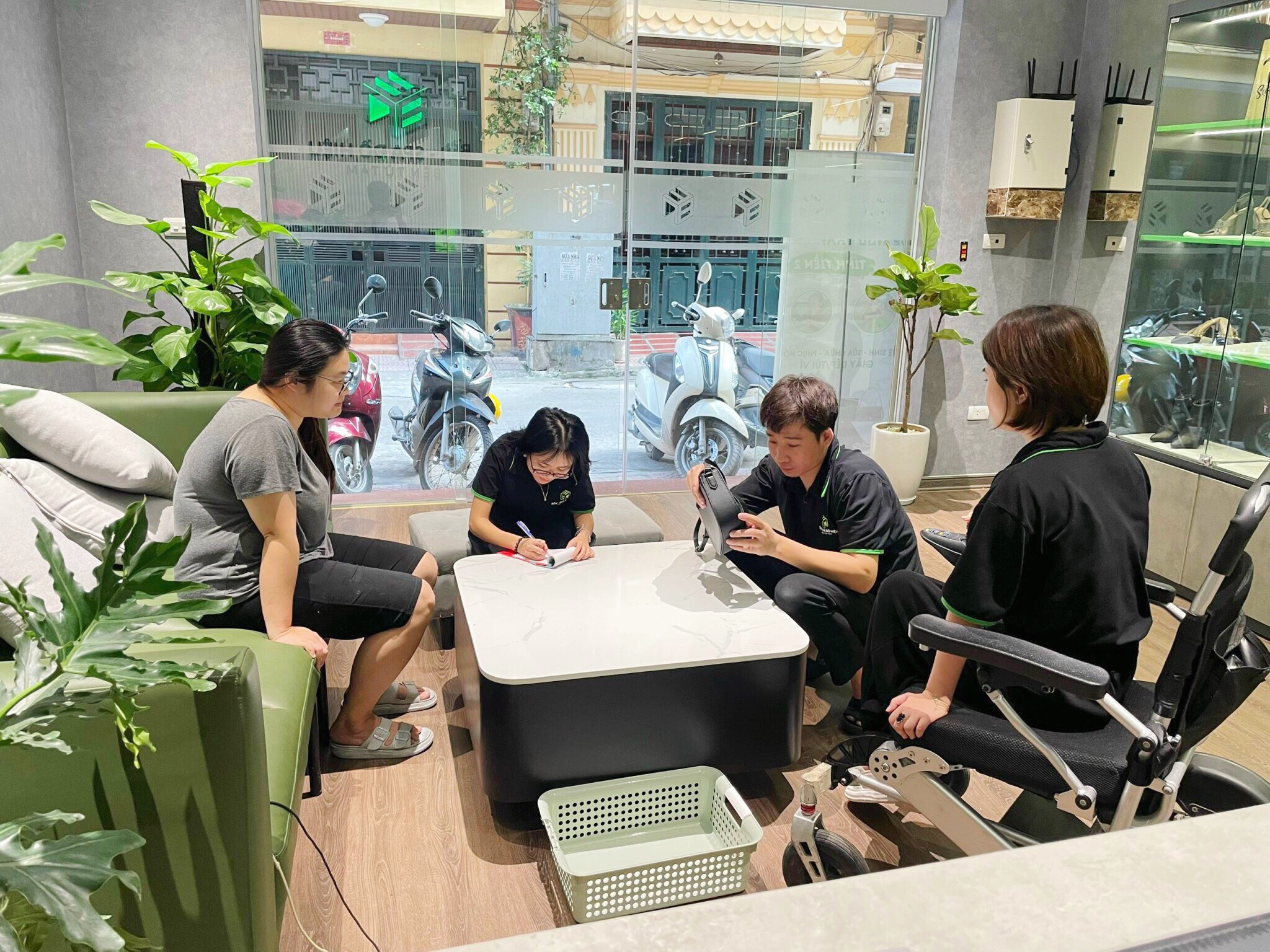 NGƯỜI HÀNG XÓM THÂN THƯƠNG