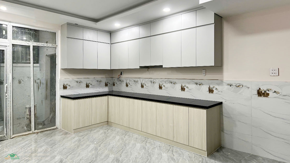 Nội thất Việt Decor thiết kế thi công tủ bếp hiện đại chữ L, gỗ công nghiệp MDF chống ẩm phủ melamine Ba Thanh cho nhà liên kế dự án Solar City Bến Lức Long An