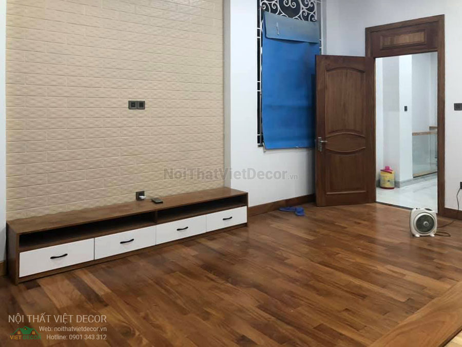 Nội Thất Việt Decor thiết kế thi công nội thất, tủ bếp gỗ sồi tự nhiên nhà ở gia đình chị Trang tại Bình Dương, kệ ti vi