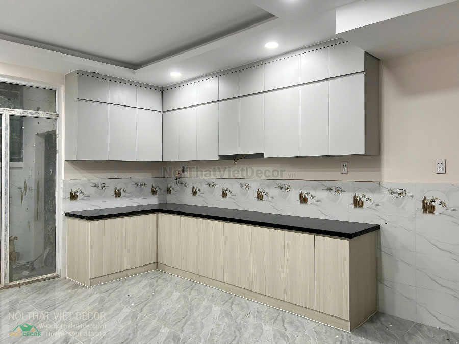 Nội thất Việt Decor thiết kế thi công tủ bếp hiện đại chữ L, gỗ công nghiệp MDF chống ẩm phủ melamine Ba Thanh cho nhà liên kế dự án Solar City Bến Lức Long An