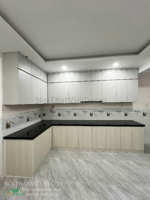 Nội thất Việt Decor thiết kế thi công tủ bếp hiện đại chữ L, gỗ công nghiệp MDF chống ẩm phủ melamine Ba Thanh cho nhà liên kế dự án Solar City Bến Lức Long An