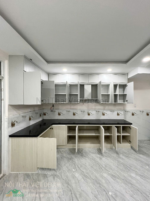 Nội thất Việt Decor thiết kế thi công tủ bếp hiện đại chữ L, gỗ công nghiệp MDF chống ẩm phủ melamine Ba Thanh cho nhà liên kế dự án Solar City Bến Lức Long An