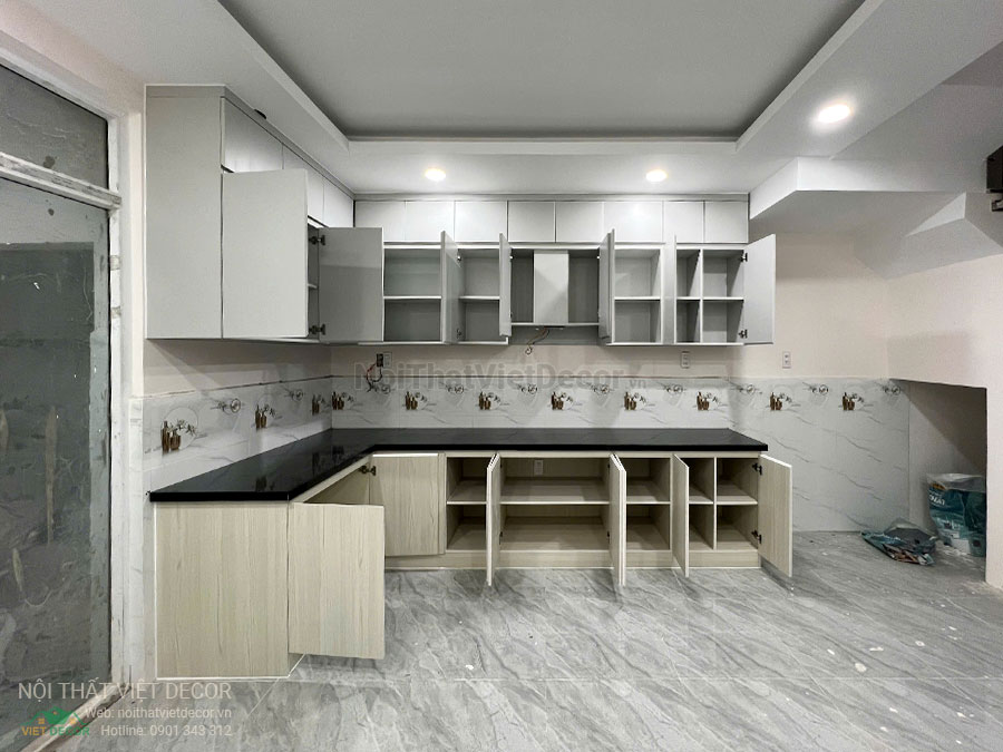 Nội thất Việt Decor thiết kế thi công tủ bếp hiện đại chữ L, gỗ công nghiệp MDF chống ẩm phủ melamine Ba Thanh cho nhà liên kế dự án Solar City Bến Lức Long An