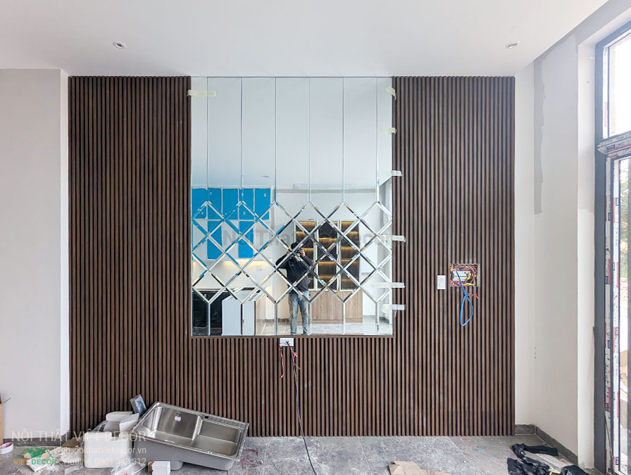 Nội Thất Việt Decor thiết kế thi công nội thất, tủ bếp gỗ công nghiệp An Cường, nhà phố 3 phòng ngủ tại tỉnh Cần Thơ, vách ốp tường phòng khách