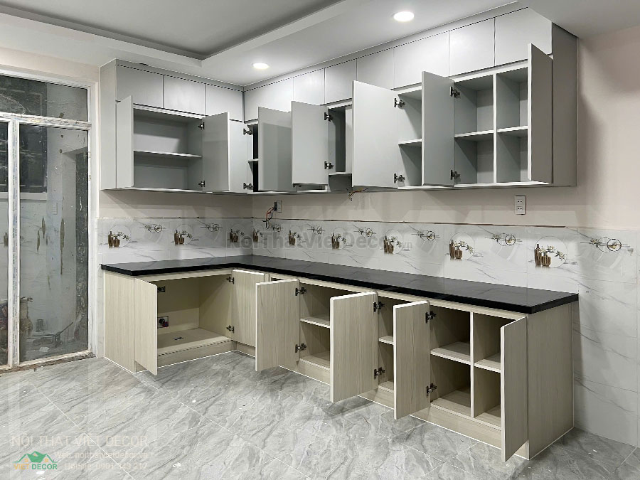 Nội thất Việt Decor thiết kế thi công tủ bếp hiện đại chữ L, gỗ công nghiệp MDF chống ẩm phủ melamine Ba Thanh cho nhà liên kế dự án Solar City Bến Lức Long An