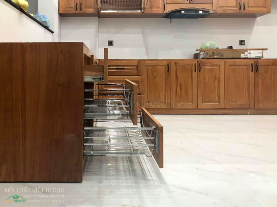 Nội Thất Việt Decor thiết kế thi công nội thất, tủ bếp gỗ sồi tự nhiên nhà ở gia đình chị Trang tại Bình Dương, phụ kiện lưu trữ thông minh tủ bếp dưới