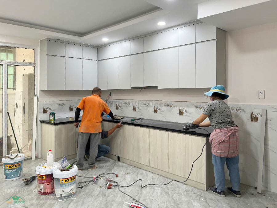 Nội thất Việt Decor thiết kế thi công tủ bếp hiện đại chữ L, gỗ công nghiệp MDF chống ẩm phủ melamine Ba Thanh cho nhà liên kế dự án Solar City Bến Lức Long An