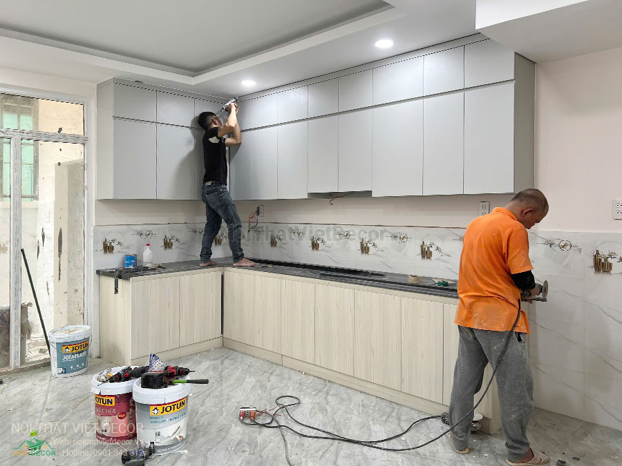 Nội thất Việt Decor thiết kế thi công tủ bếp hiện đại chữ L, gỗ công nghiệp MDF chống ẩm phủ melamine Ba Thanh cho nhà liên kế dự án Solar City Bến Lức Long An
