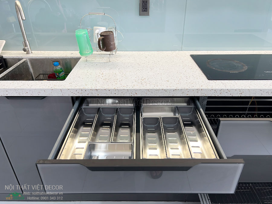 Nội Thất Việt Decor thiết kế thi công cải tạo nội thất, hoàn thiện căn hộ 3 phòng ngủ chung cư Tecco phường Linh Đồng thành phố Thủ Đức tủ bếp inox cánh kính phụ kiện lưu trữ tủ bếp khay chia muỗng đũa