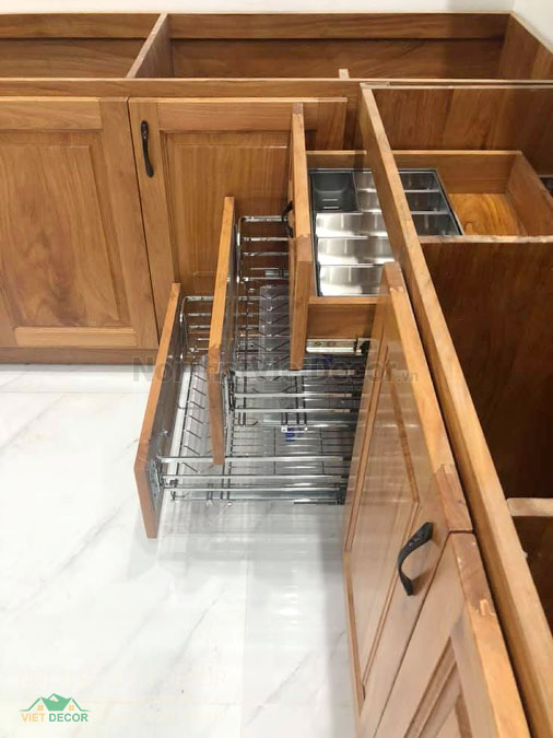 Nội Thất Việt Decor thiết kế thi công nội thất, tủ bếp gỗ sồi tự nhiên nhà ở gia đình chị Trang tại Bình Dương, phụ kiện lưu trữ thông minh tủ bếp dưới