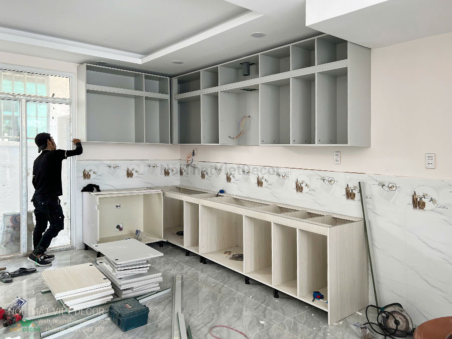 Nội thất Việt Decor thiết kế thi công tủ bếp hiện đại chữ L, gỗ công nghiệp MDF chống ẩm phủ melamine Ba Thanh cho nhà liên kế dự án Solar City Bến Lức Long An