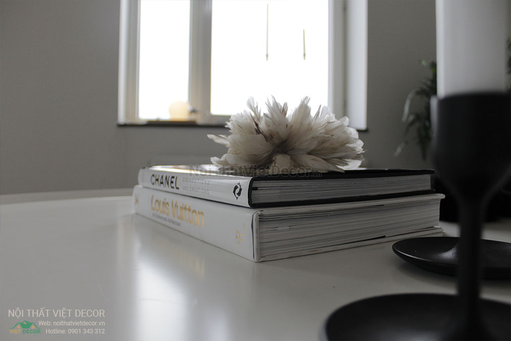 Nội thất Việt Decor thiết kế nội thất tối giản tone màu đen trắng bàn làm việc