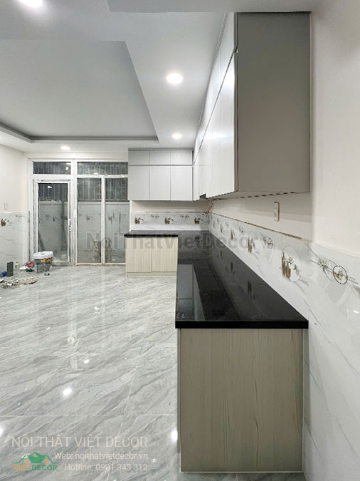 Nội thất Việt Decor thiết kế thi công tủ bếp hiện đại chữ L, gỗ công nghiệp MDF chống ẩm phủ melamine Ba Thanh cho nhà liên kế dự án Solar City Bến Lức Long An