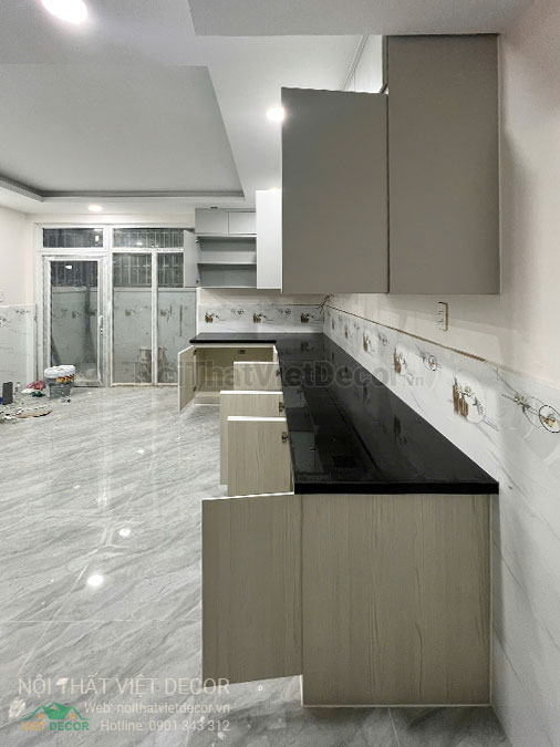 Nội thất Việt Decor thiết kế thi công tủ bếp hiện đại chữ L, gỗ công nghiệp MDF chống ẩm phủ melamine Ba Thanh cho nhà liên kế dự án Solar City Bến Lức Long An