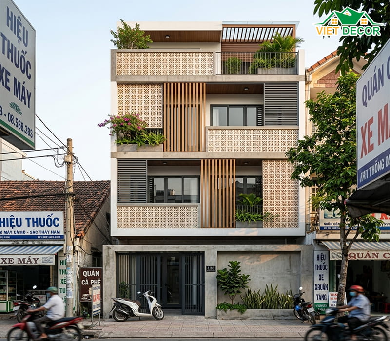 Sử dụng gạch thông gió và lam chắn nắng mặt tiền