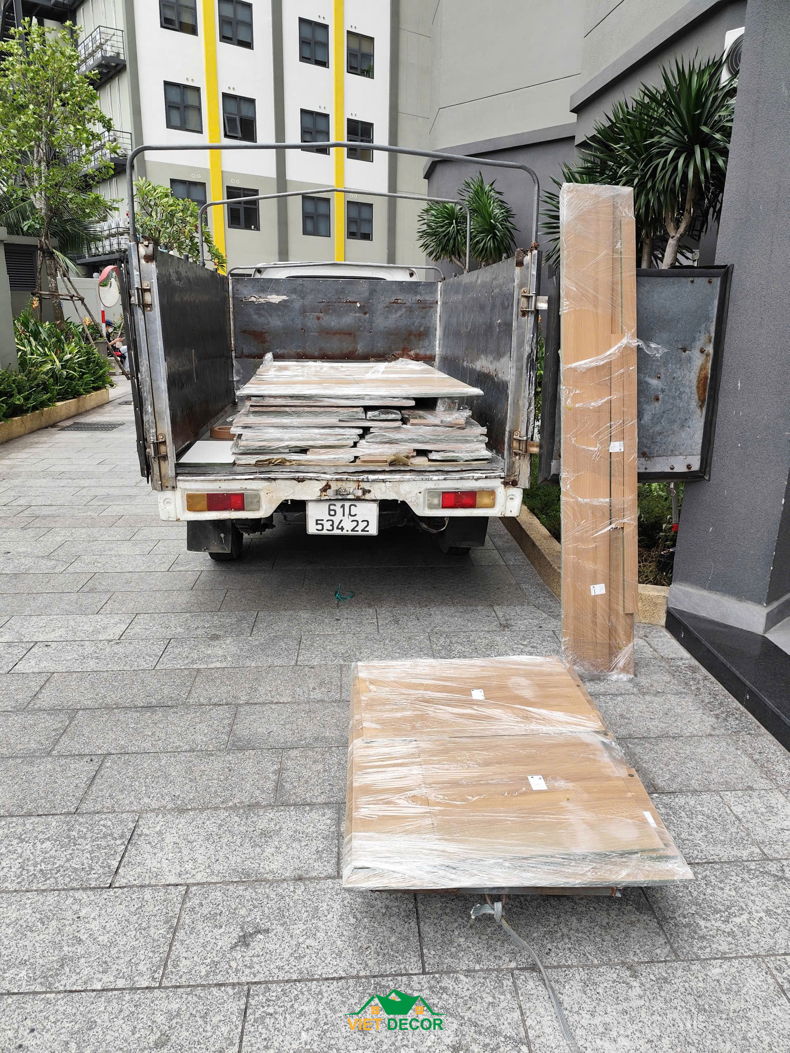 Nội Thất Việt Decor thiết kế, thi công nội thất căn hộ 2 phòng ngủ Bcons Green Topaz TP HCM, tập kết vật tư thi công nội thất