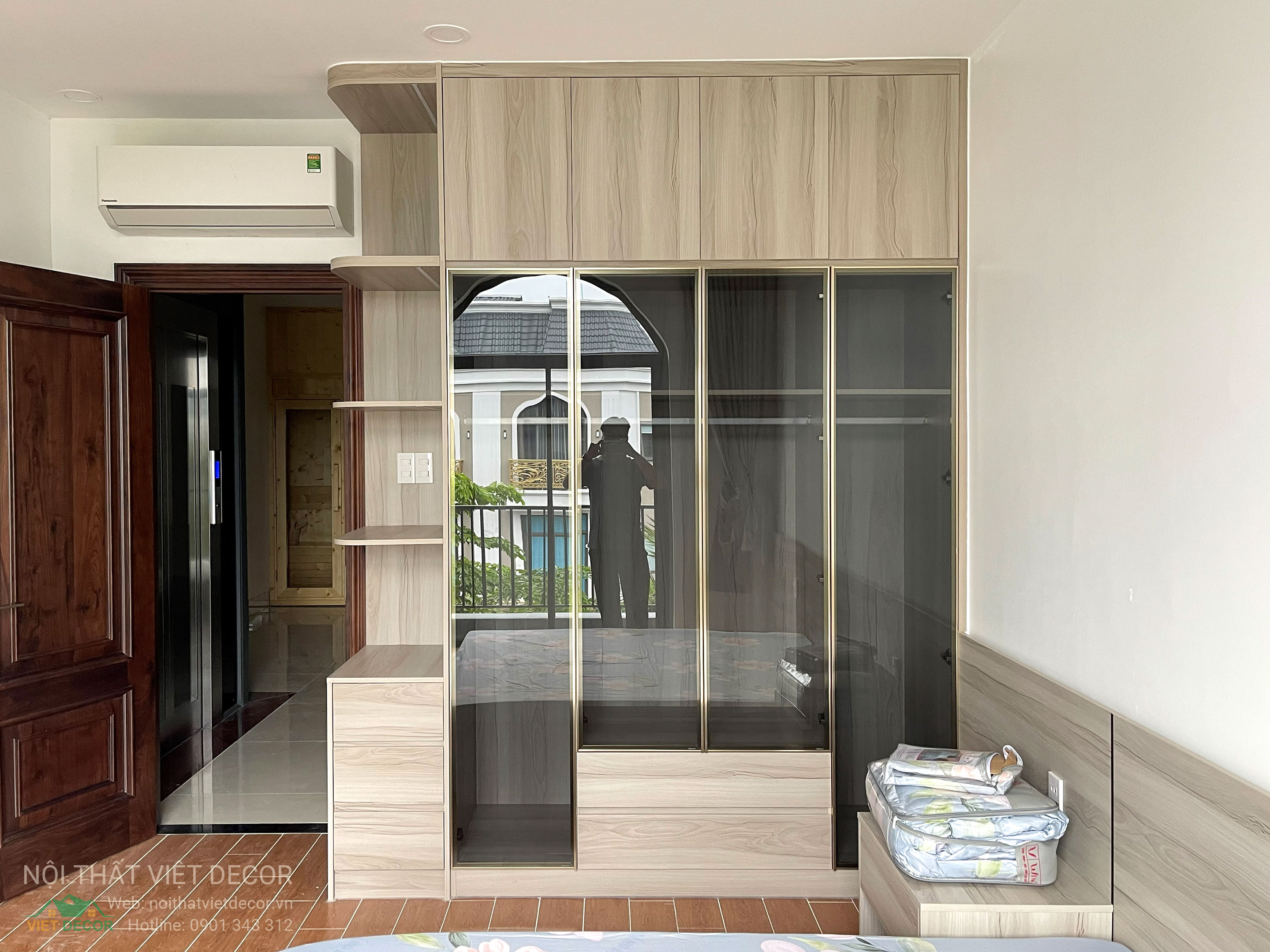 Nội thất Việt Decor thiết kế thi công trang trí nội thất nhà phố 3 tầng Lavilla Green City Long An Tây Ninh, thi công bàn giao phòng ngủ tủ áo cánh nhôm kính