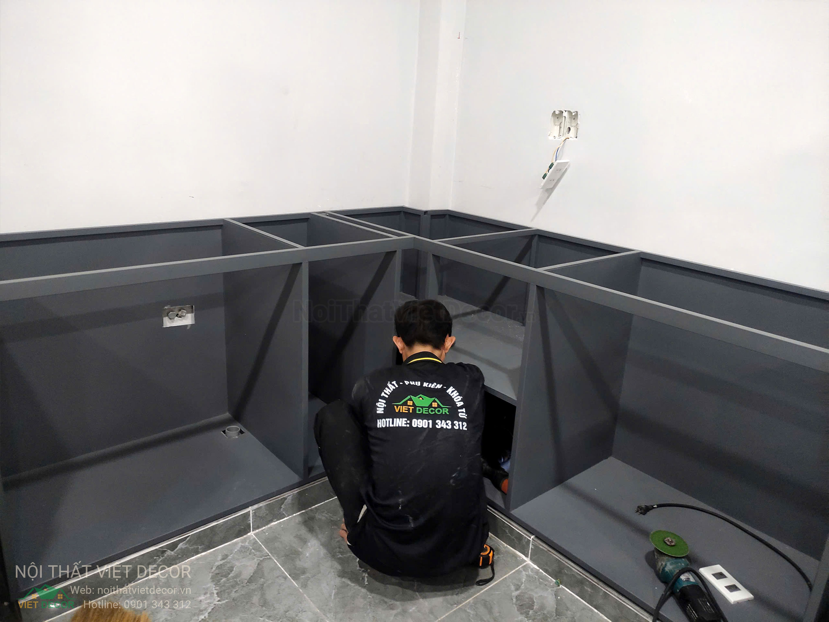 Nội Thất Việt Decor thiết kế thi công tủ bếp inox cánh kính viên hợp kim nhôm tại Nhà Bè thành phố Hồ Chí Minh