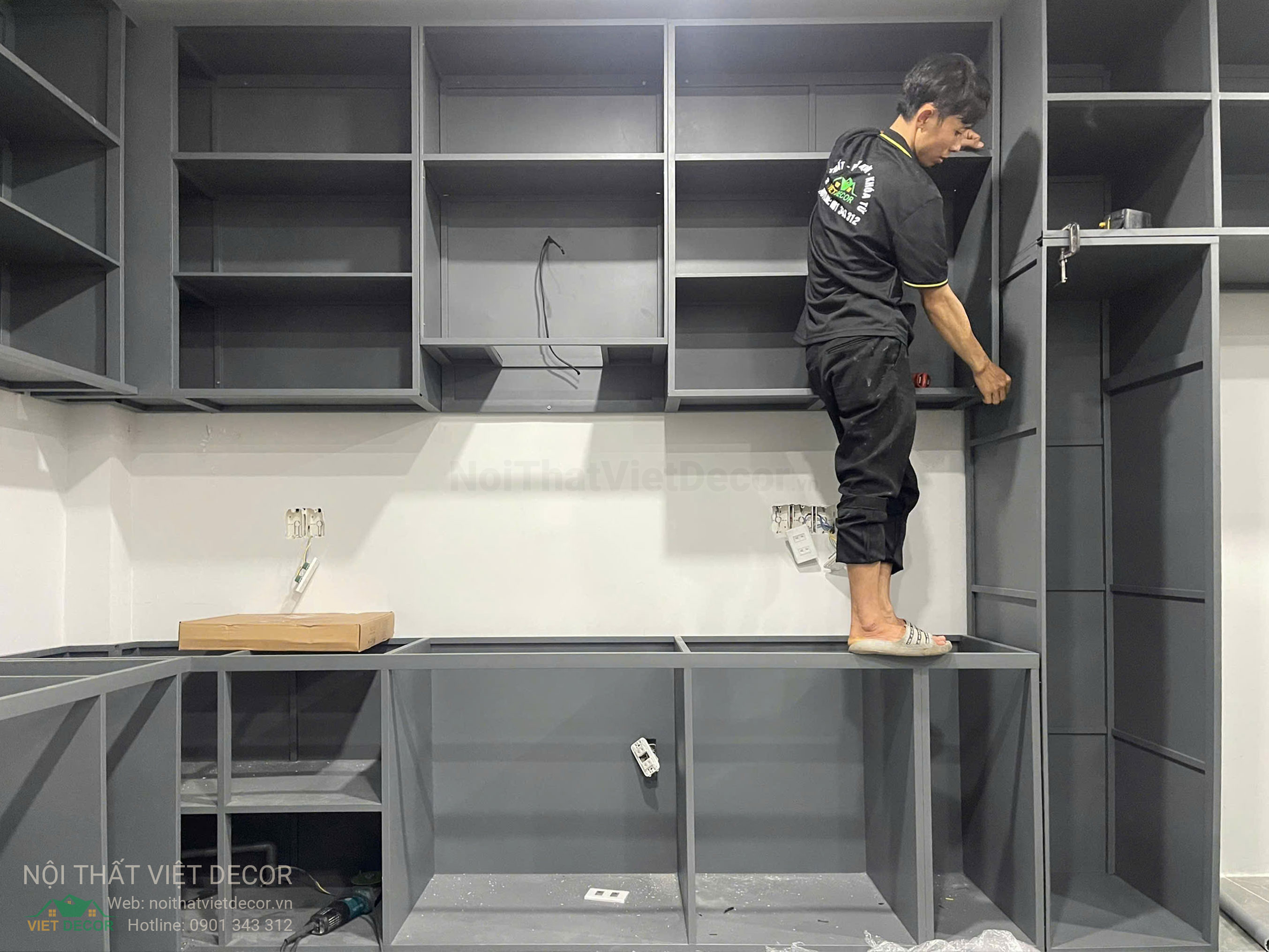 Nội Thất Việt Decor thiết kế thi công tủ bếp inox cánh kính viên hợp kim nhôm tại Nhà Bè thành phố Hồ Chí Minh