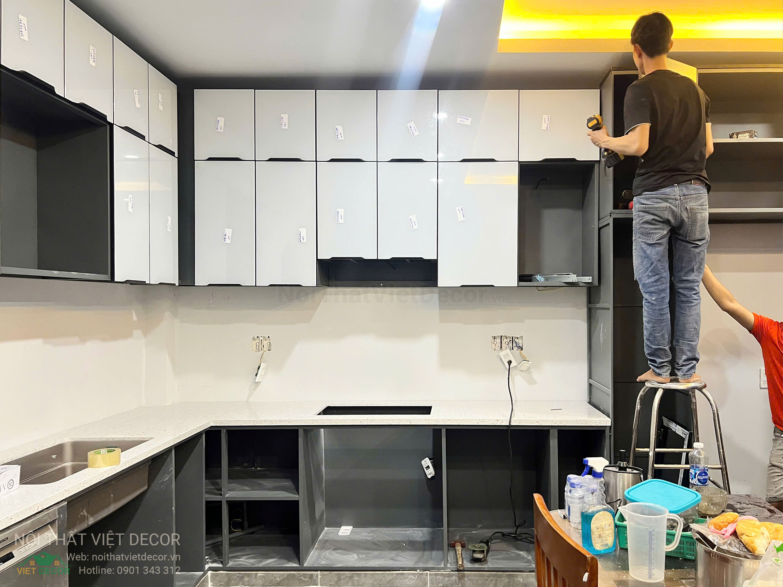 Nội Thất Việt Decor thiết kế thi công tủ bếp inox cánh kính viên hợp kim nhôm tại Nhà Bè thành phố Hồ Chí Minh