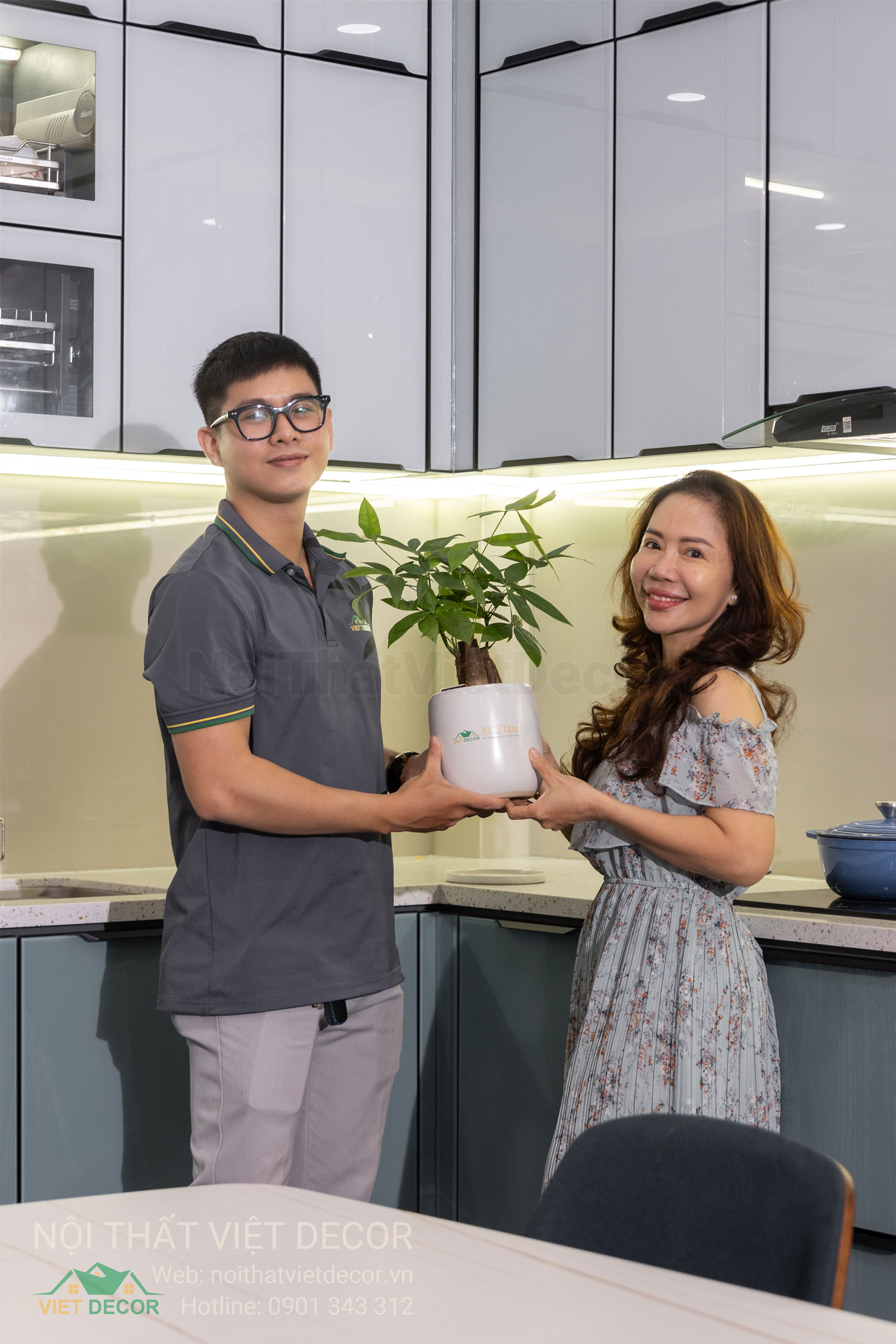 Nội Thất Việt Decor thiết kế thi công tủ bếp inox cánh kính viên hợp kim nhôm tại Nhà Bè thành phố Hồ Chí Minh