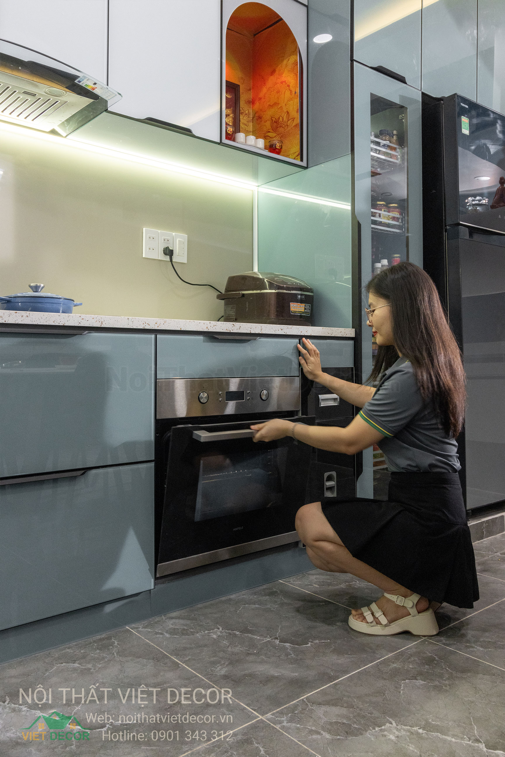 Nội Thất Việt Decor thiết kế thi công tủ bếp inox cánh kính viên hợp kim nhôm tại Nhà Bè thành phố Hồ Chí Minh