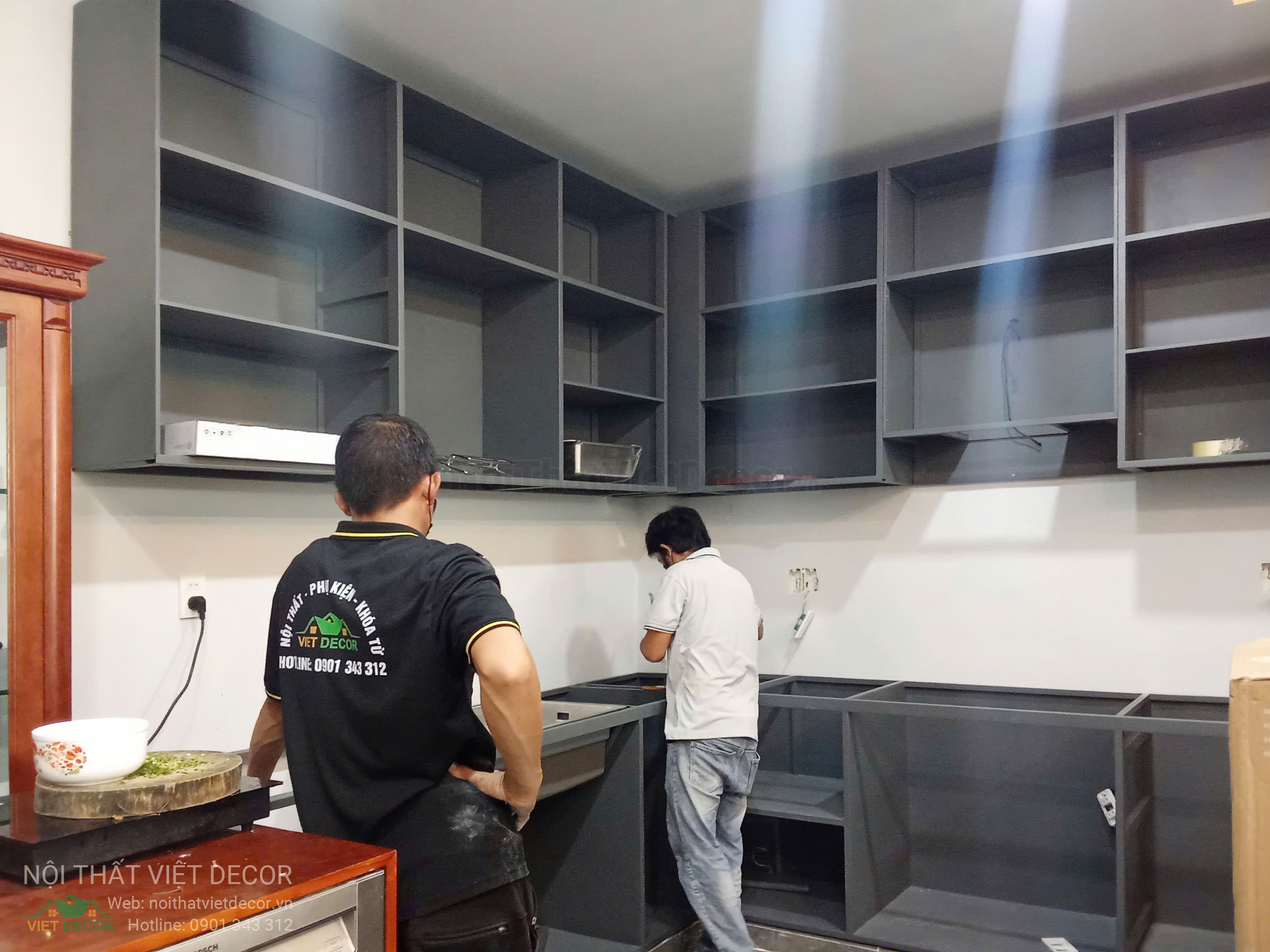 Nội Thất Việt Decor thiết kế thi công tủ bếp inox cánh kính viên hợp kim nhôm tại Nhà Bè thành phố Hồ Chí Minh