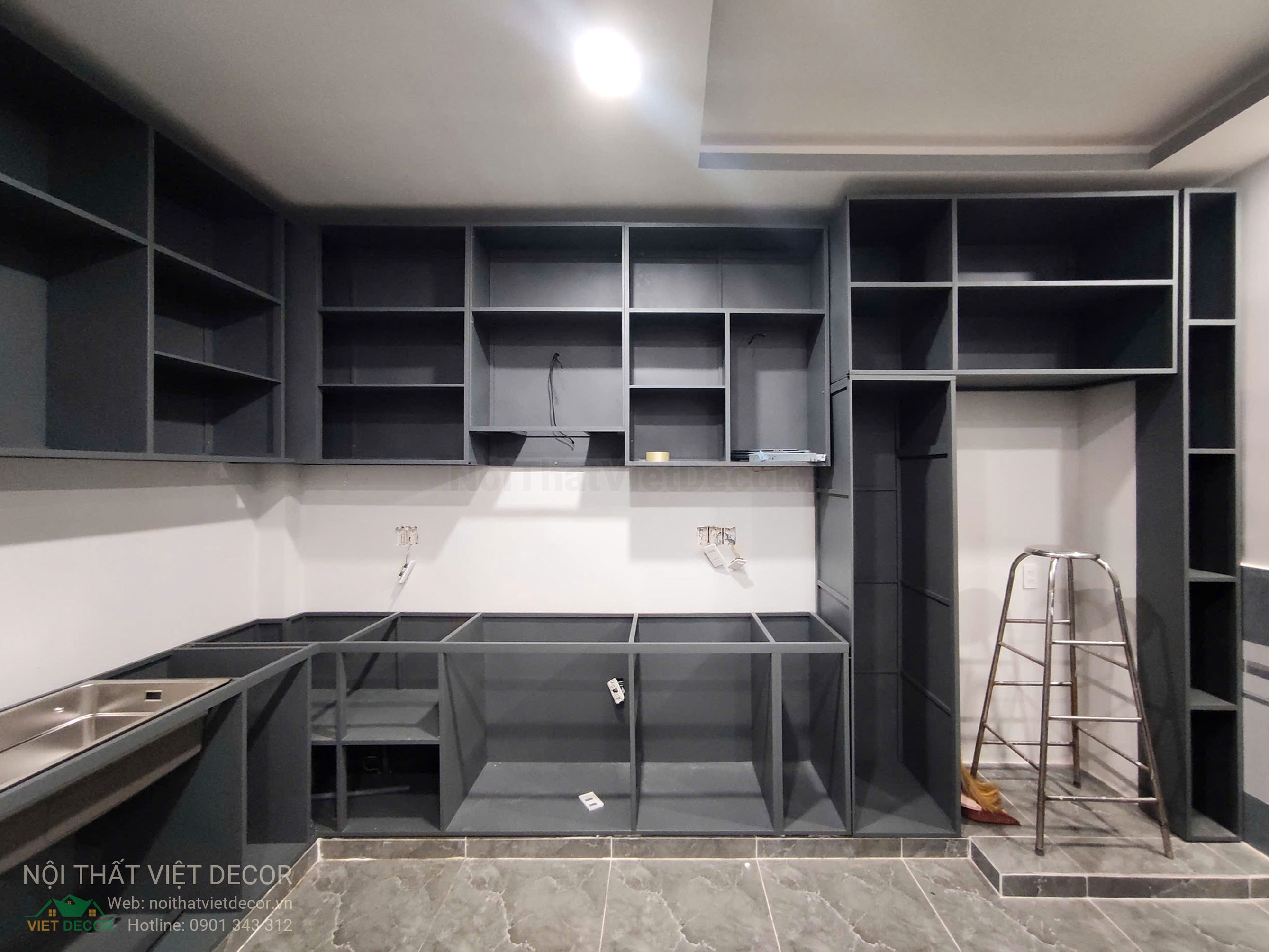 Nội Thất Việt Decor thiết kế thi công tủ bếp inox cánh kính viên hợp kim nhôm tại Nhà Bè thành phố Hồ Chí Minh