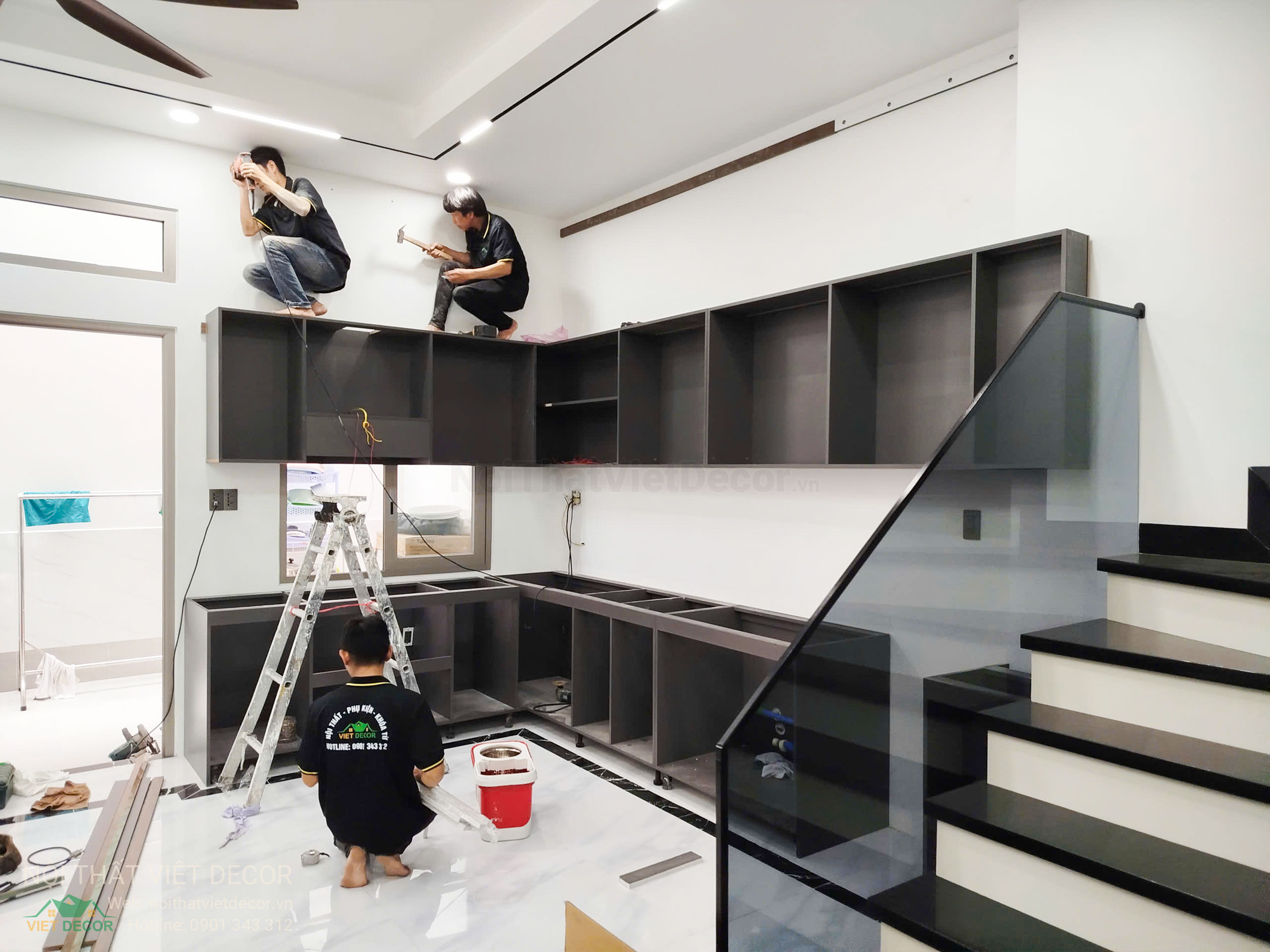 Nội Thất Việt Decor thiết kế thi công tủ bếp cao cấp HDF, WPB cánh phủ acrylic An Cường kết hợp cánh kính slim tại Bình Tân TP HCM