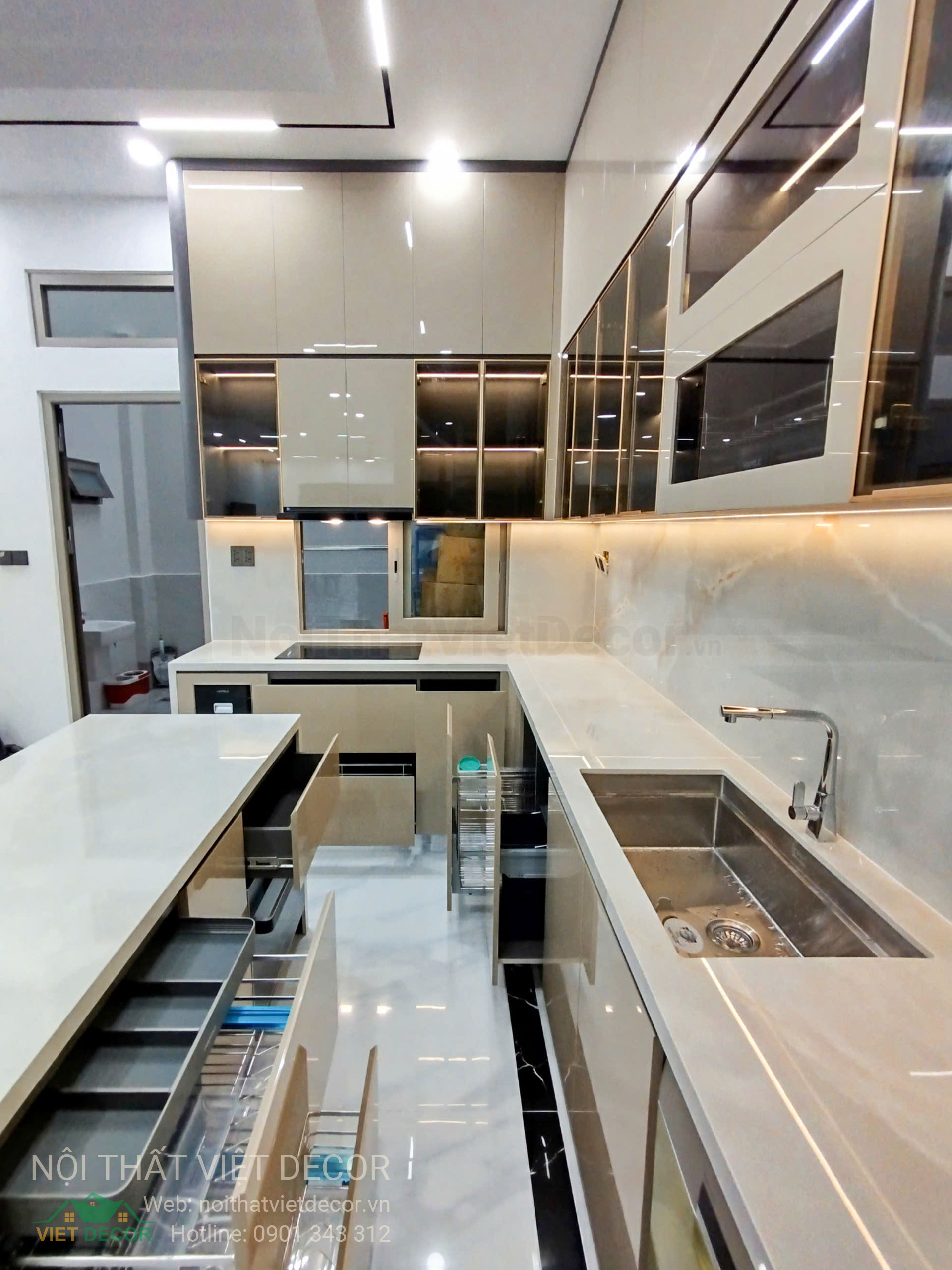 Nội Thất Việt Decor thiết kế thi công tủ bếp cao cấp HDF, WPB cánh phủ acrylic An Cường kết hợp cánh kính slim tại Bình Tân TP HCM