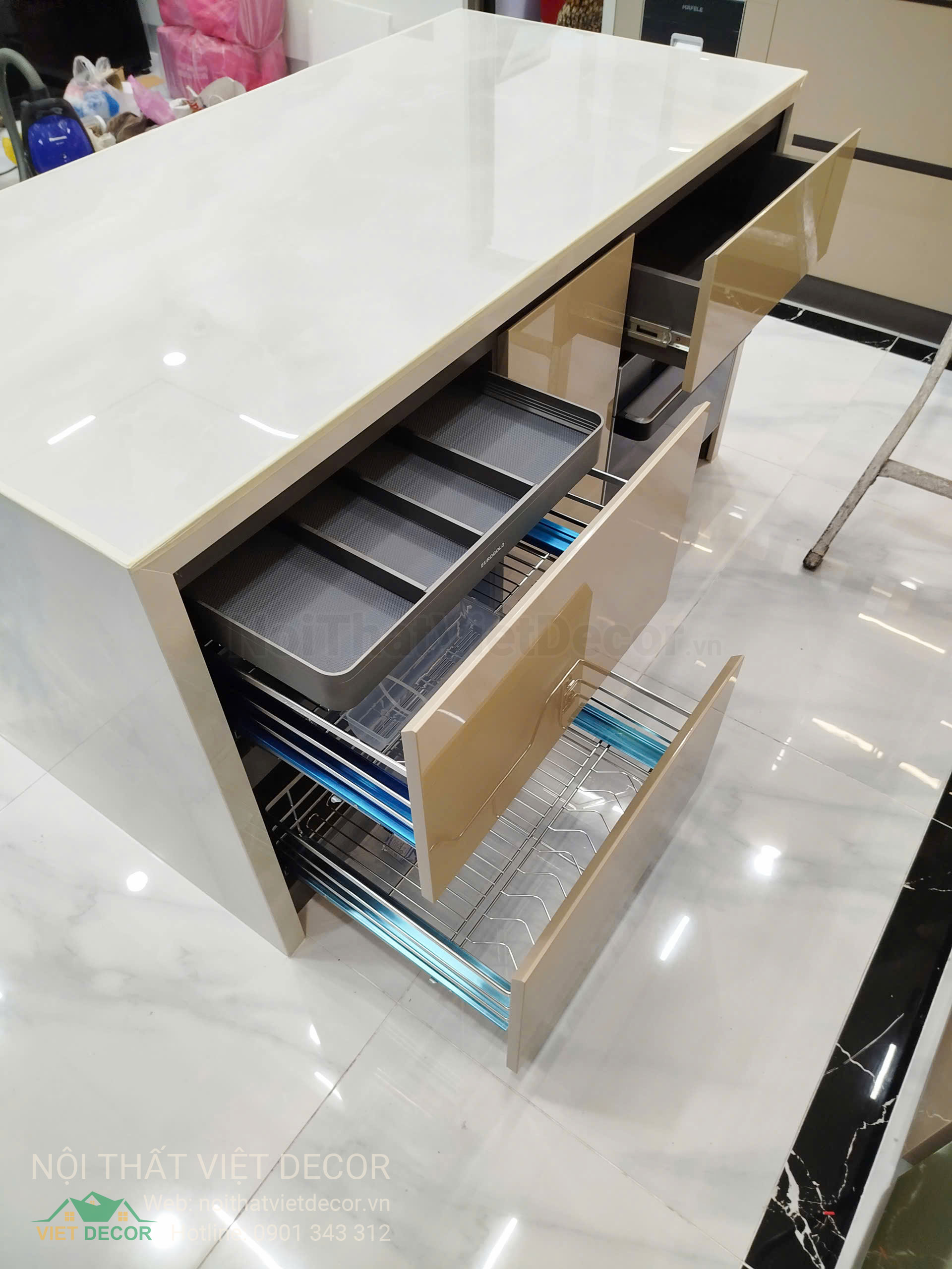 Nội Thất Việt Decor thiết kế thi công tủ bếp cao cấp HDF, WPB cánh phủ acrylic An Cường kết hợp cánh kính slim tại Bình Tân TP HCM