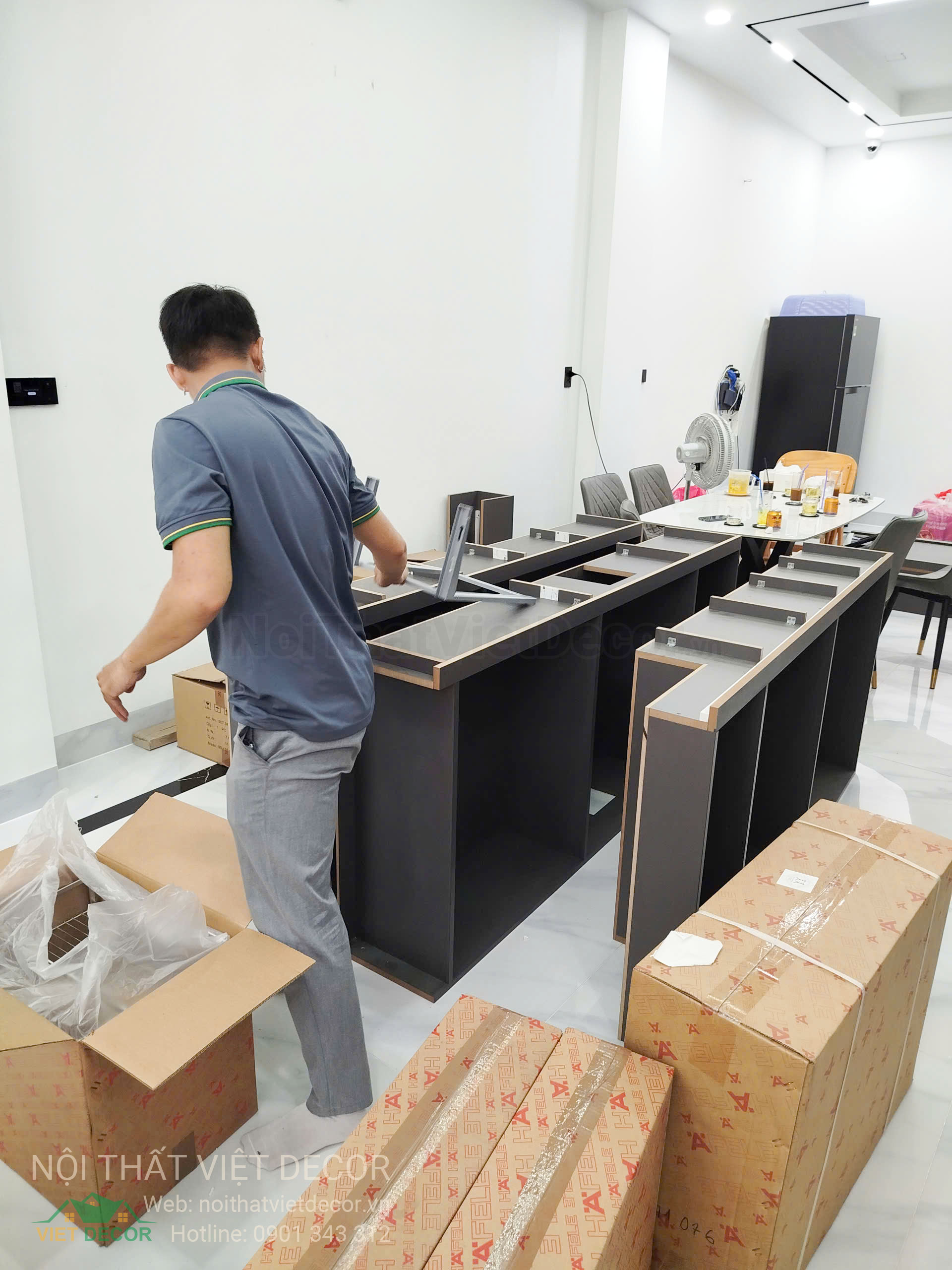 Nội Thất Việt Decor thiết kế thi công tủ bếp cao cấp HDF, WPB cánh phủ acrylic An Cường kết hợp cánh kính slim tại Bình Tân TP HCM