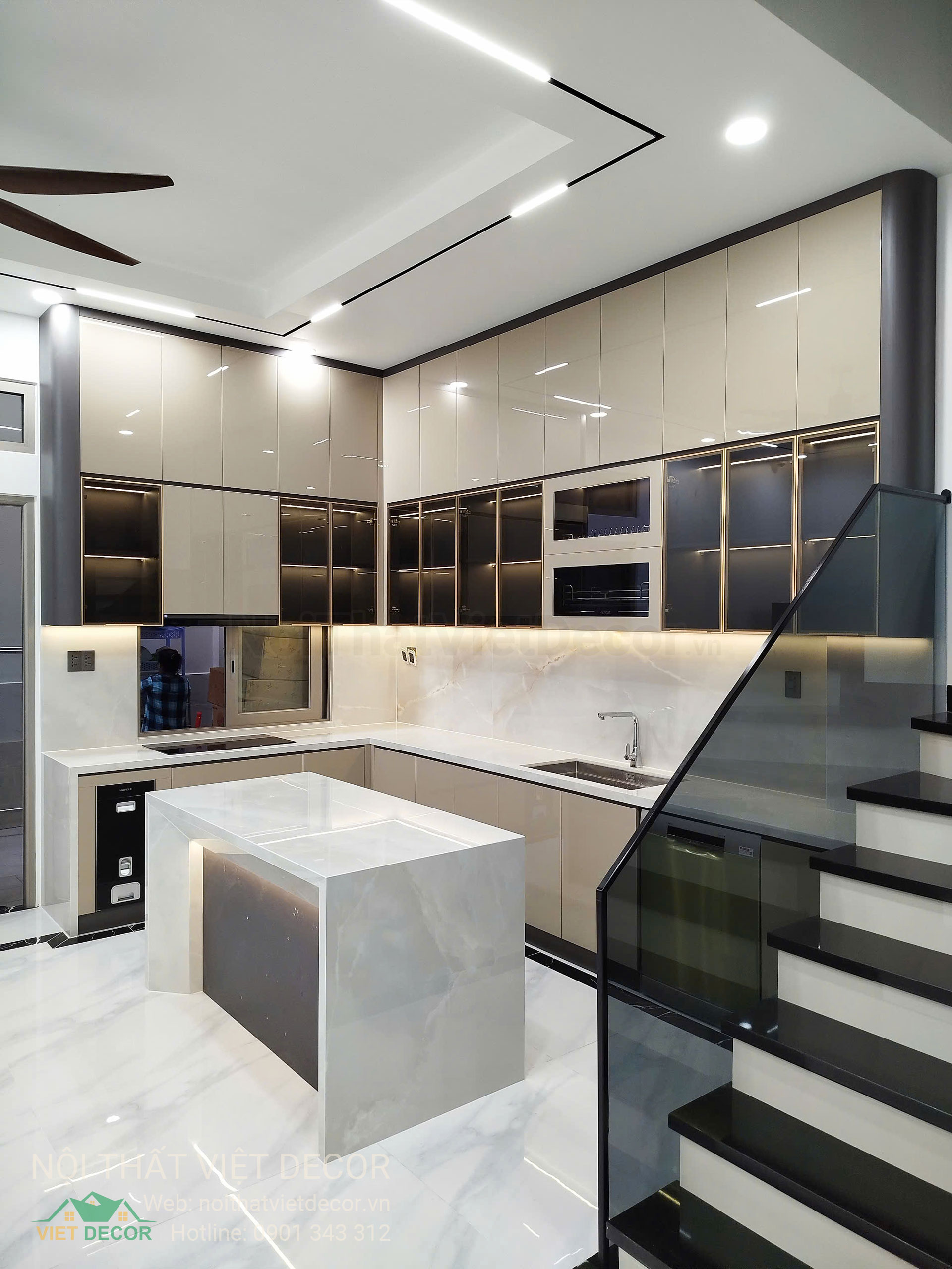 Nội Thất Việt Decor thiết kế thi công tủ bếp cao cấp HDF, WPB cánh phủ acrylic An Cường kết hợp cánh kính slim tại Bình Tân TP HCM