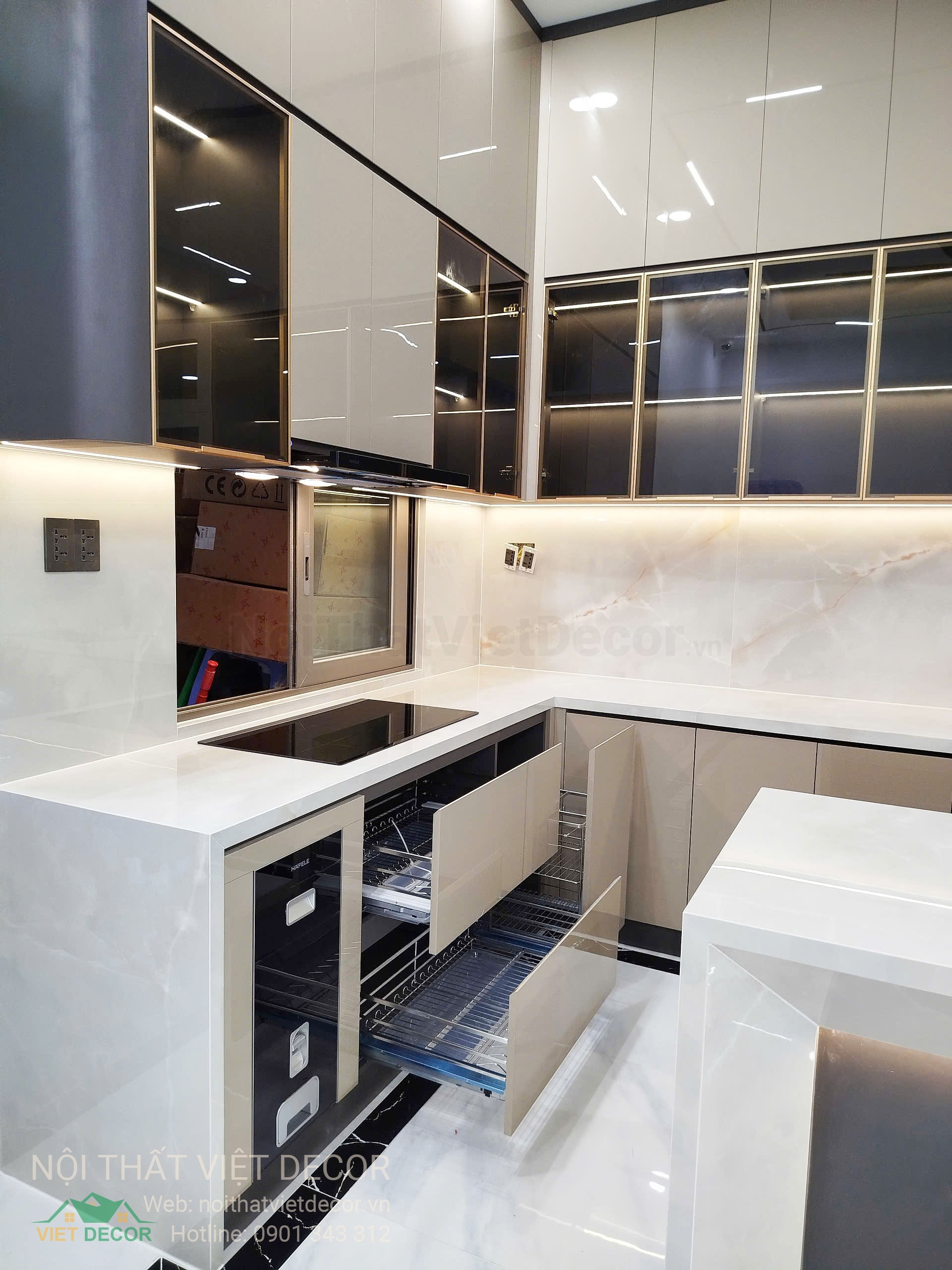 Nội Thất Việt Decor thiết kế thi công tủ bếp cao cấp HDF, WPB cánh phủ acrylic An Cường kết hợp cánh kính slim tại Bình Tân TP HCM