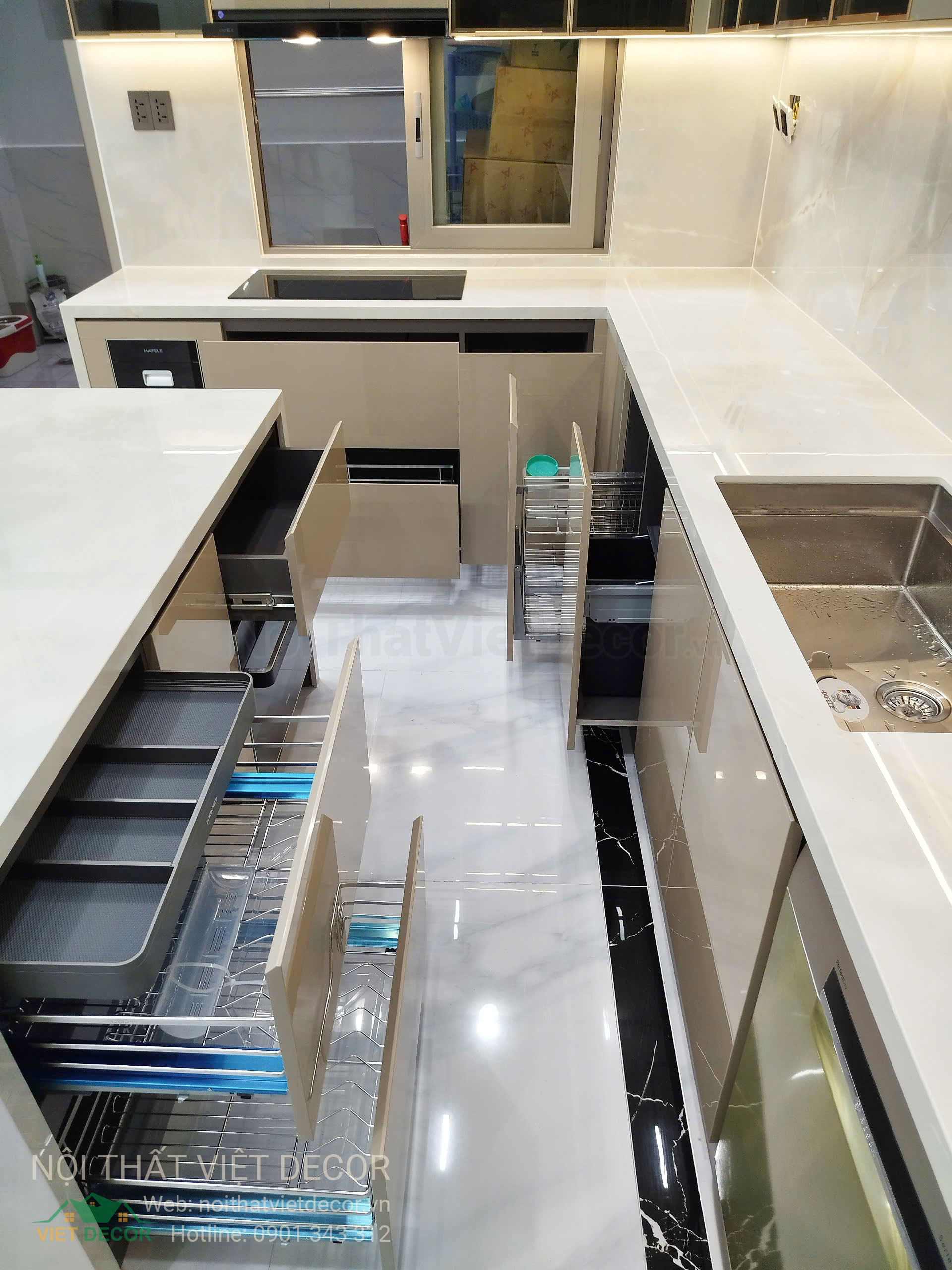 Nội Thất Việt Decor thiết kế thi công tủ bếp cao cấp HDF, WPB cánh phủ acrylic An Cường kết hợp cánh kính slim tại Bình Tân TP HCM