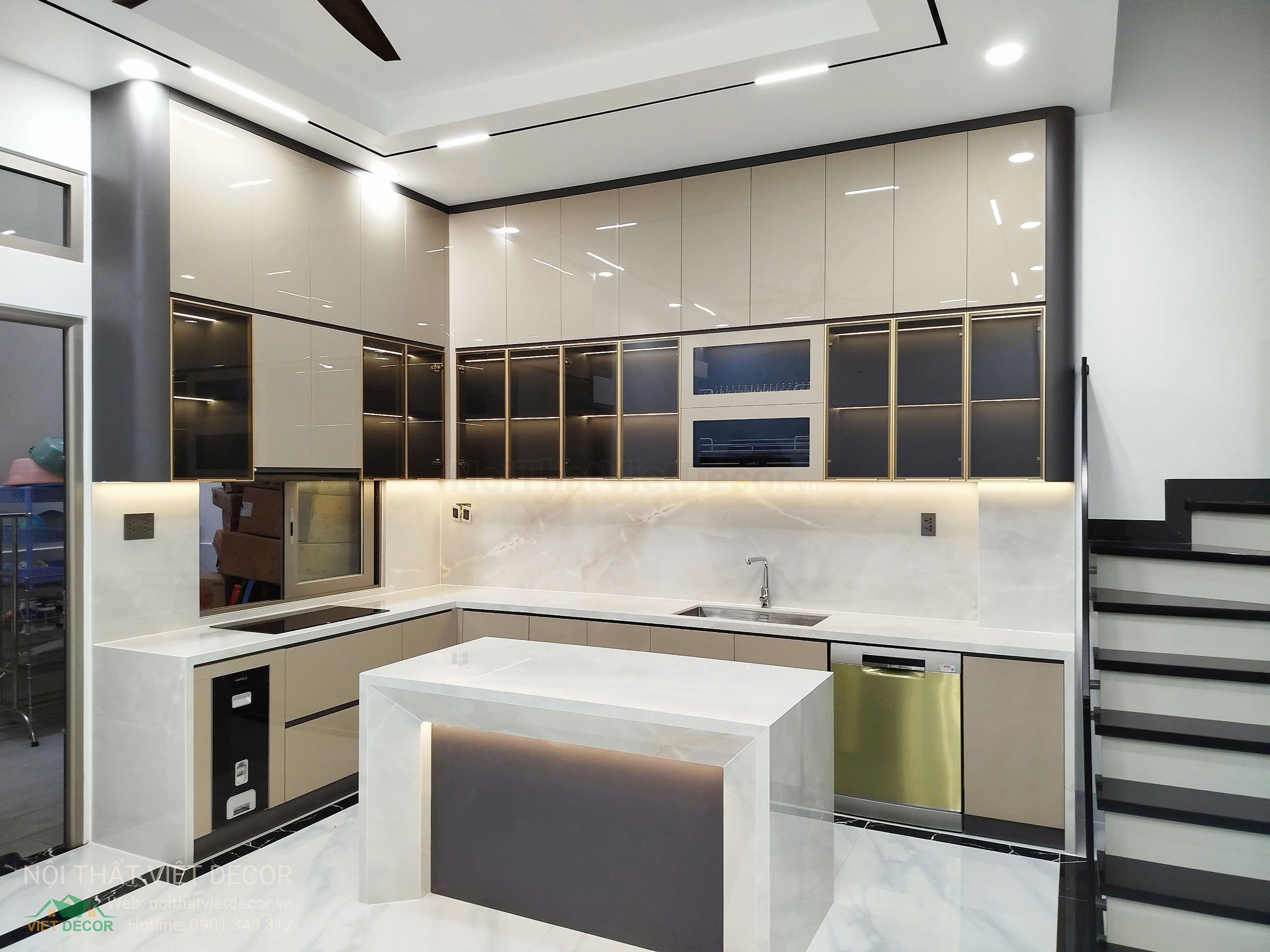 Nội Thất Việt Decor thiết kế thi công tủ bếp cao cấp HDF, WPB cánh phủ acrylic An Cường kết hợp cánh kính slim tại Bình Tân TP HCM