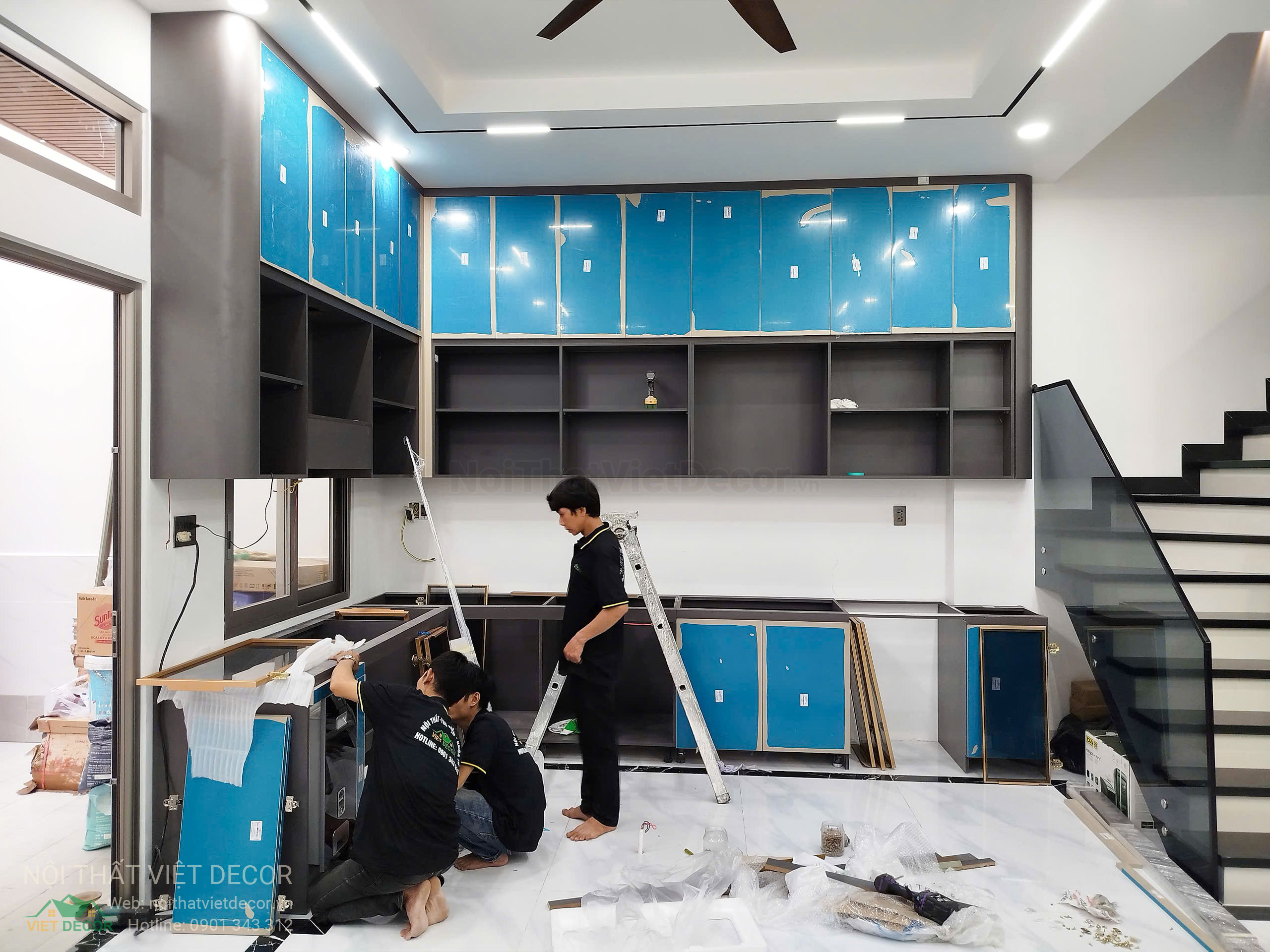 Nội Thất Việt Decor thiết kế thi công tủ bếp cao cấp HDF, WPB cánh phủ acrylic An Cường kết hợp cánh kính slim tại Bình Tân TP HCM