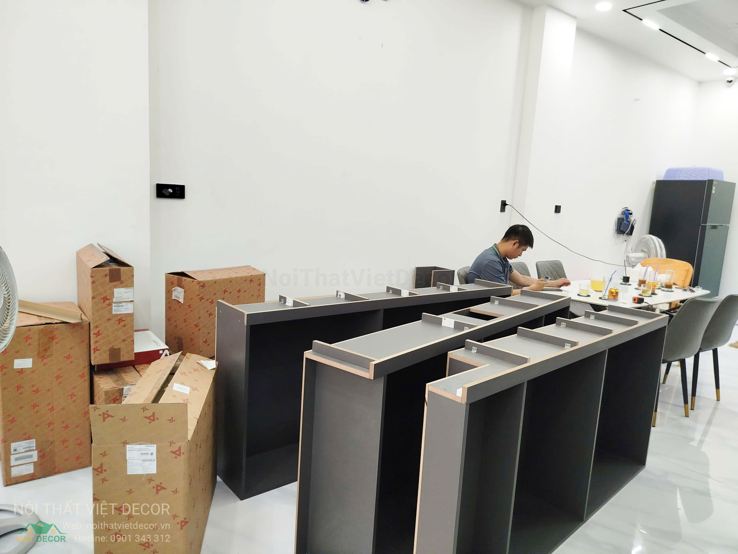 Nội Thất Việt Decor thiết kế thi công tủ bếp cao cấp HDF, WPB cánh phủ acrylic An Cường kết hợp cánh kính slim tại Bình Tân TP HCM