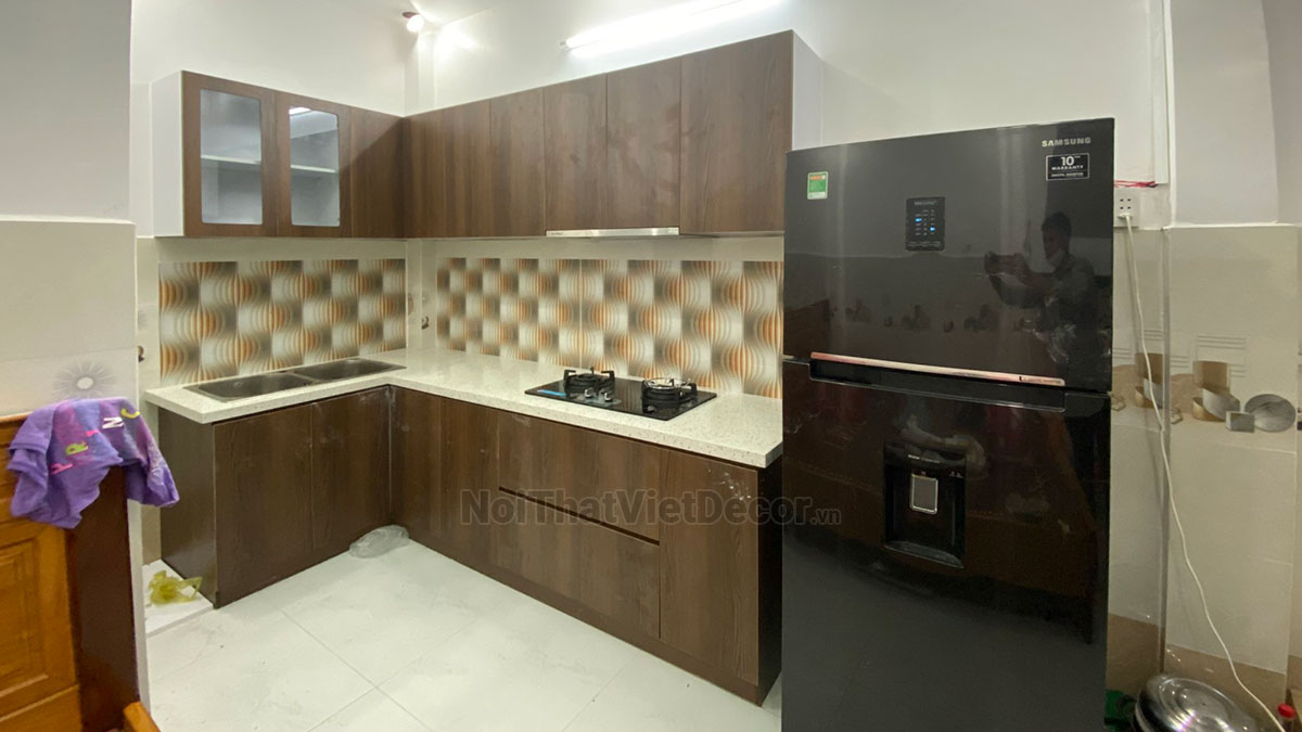 Tủ bếp hiện đại chữ L, gỗ công nghiệp MDF chống ẩm phủ melamine Hồng Nghi