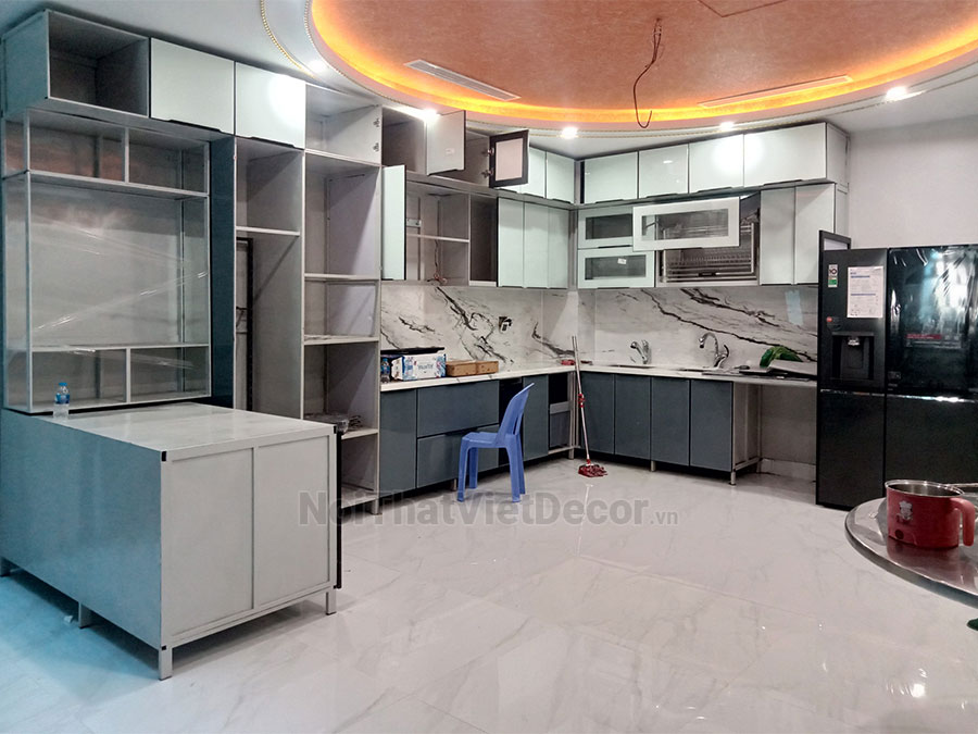 Noithatvietdecor Tủ bếp hiện đại chữ L có đảo, khung inox 304 sơn tĩnh điện, cánh kính viền nhôm