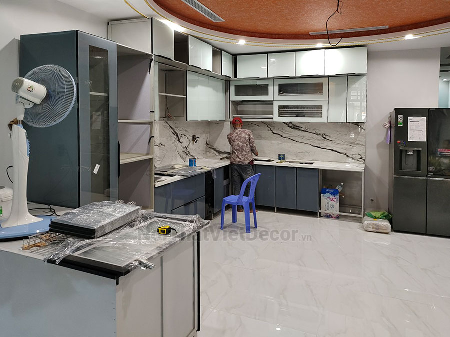Noithatvietdecor Tủ bếp hiện đại chữ L có đảo, khung inox 304 sơn tĩnh điện, cánh kính viền nhôm